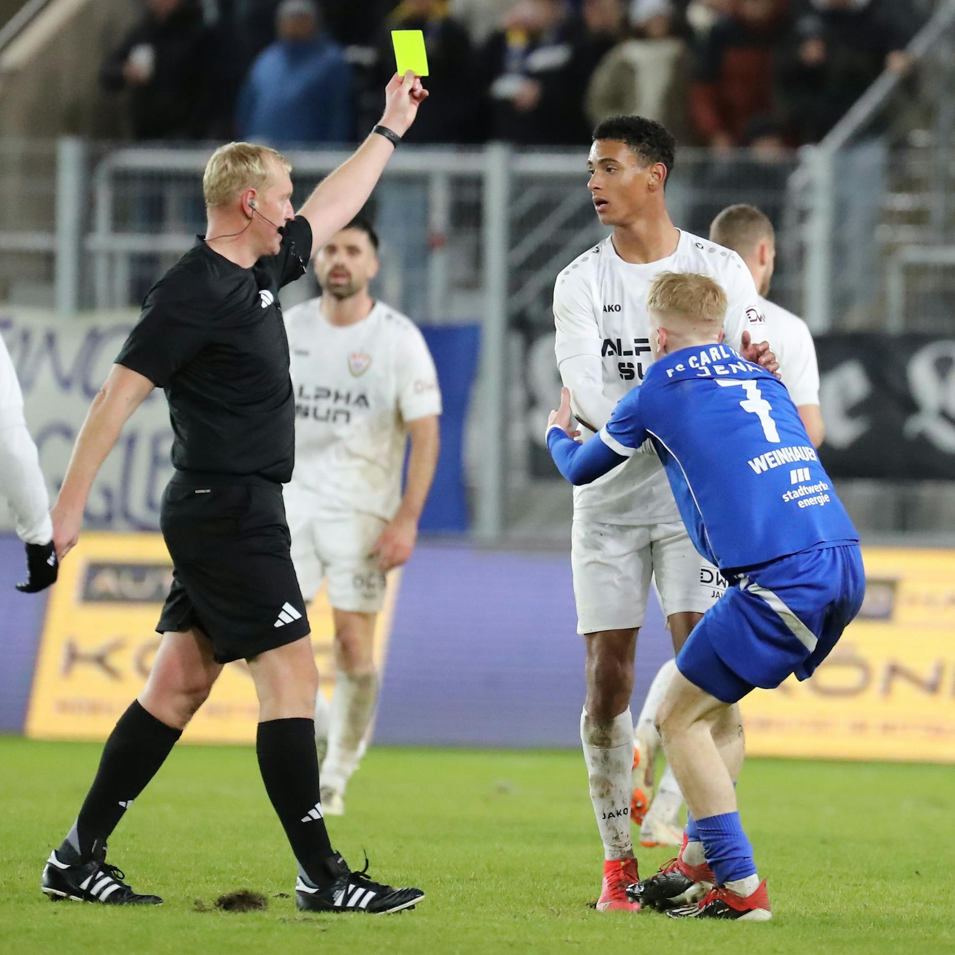 Auch das gehört zum Startelf-Debüt: Bennedikt Wüstenhagen sieht kurz vor der Pause die Gelbe Karte.