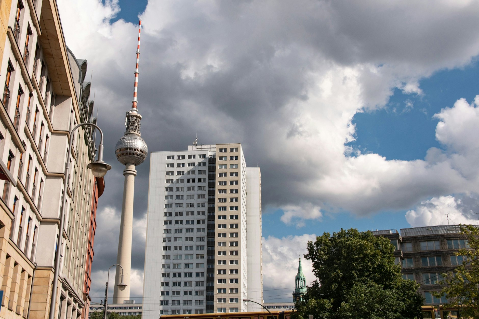 Die Gebäude rund um den Hackeschen Markt in Berlin-Mitte sind beliebt bei Unternehmen.
