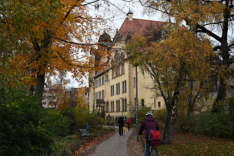 Die Friedrich-Bergius-Schule im Stadtteil Friedenau im Bezirk Tempelhof-Schöneberg: Mit einem dringenden Alarmbrief über höchst schwierige Zustände an ihrer Schule und fehlende Unterstützung vom Senat haben Berliner Lehrer um Hilfe gerufen.