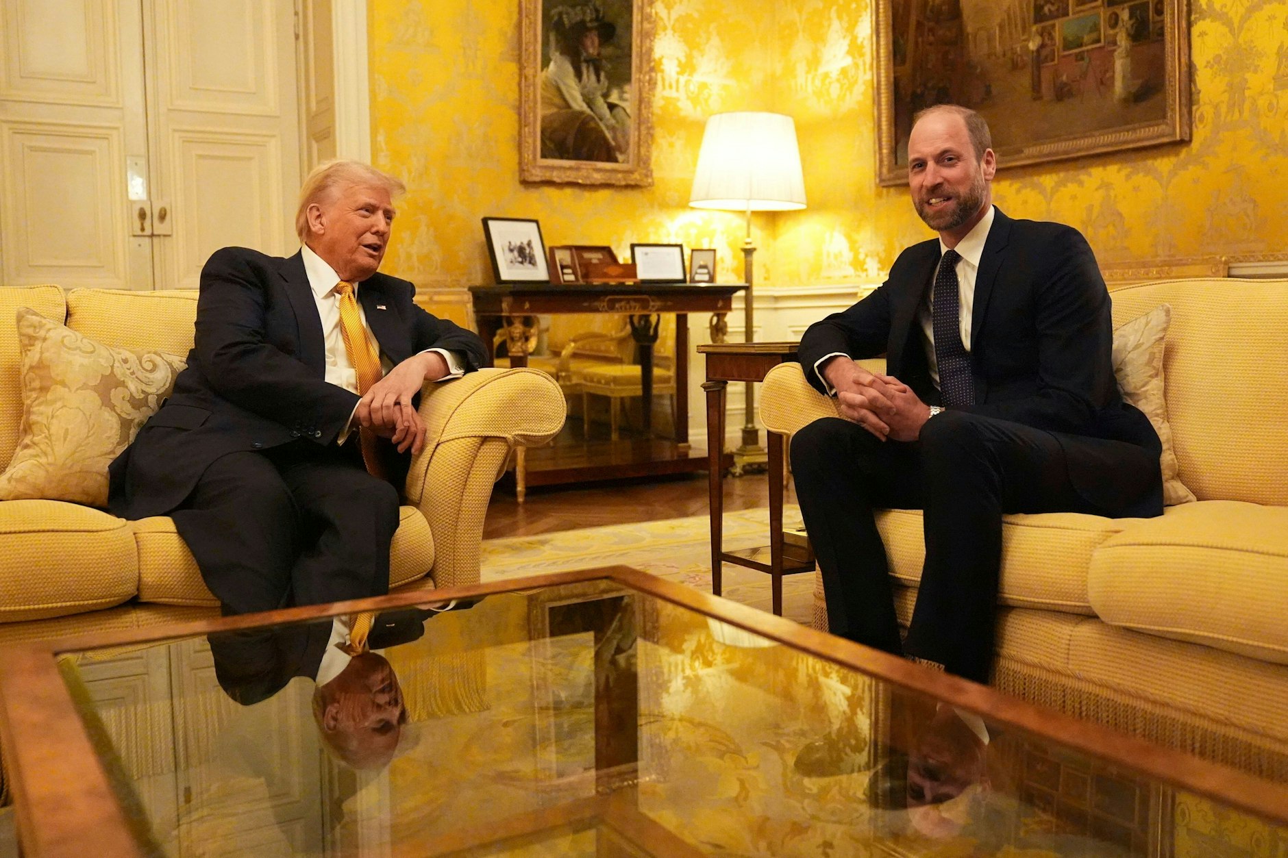 Der britische Prinz William (r.) trifft den designierten US-Präsidenten Donald Trump in der Residenz des britischen Botschafters in Paris.