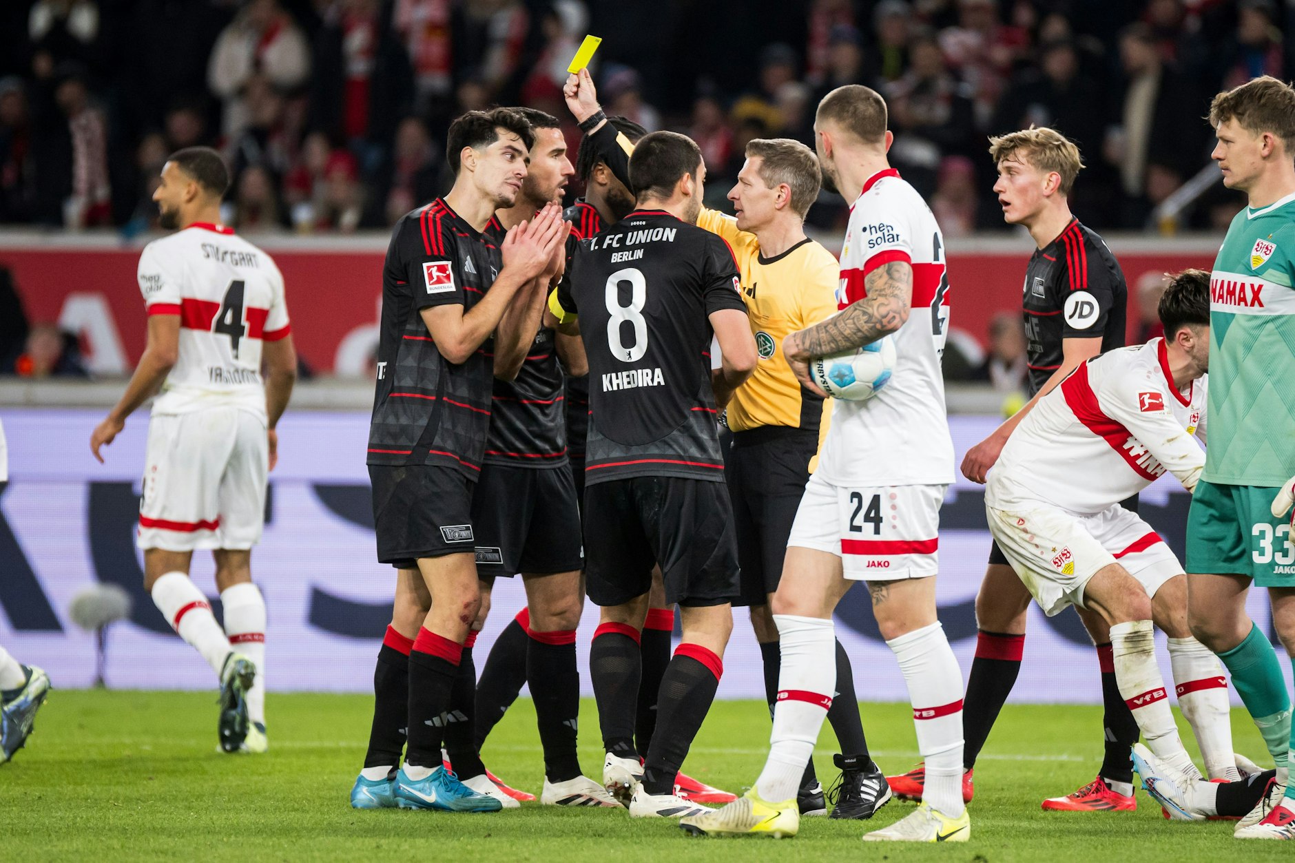 Diego Leite (l.) vom 1. FC Union Berlin bekommt die Gelbe Karte – nicht die einzige für die Eisernen in dieser Szene des Spiels beim VfB Stuttgart.