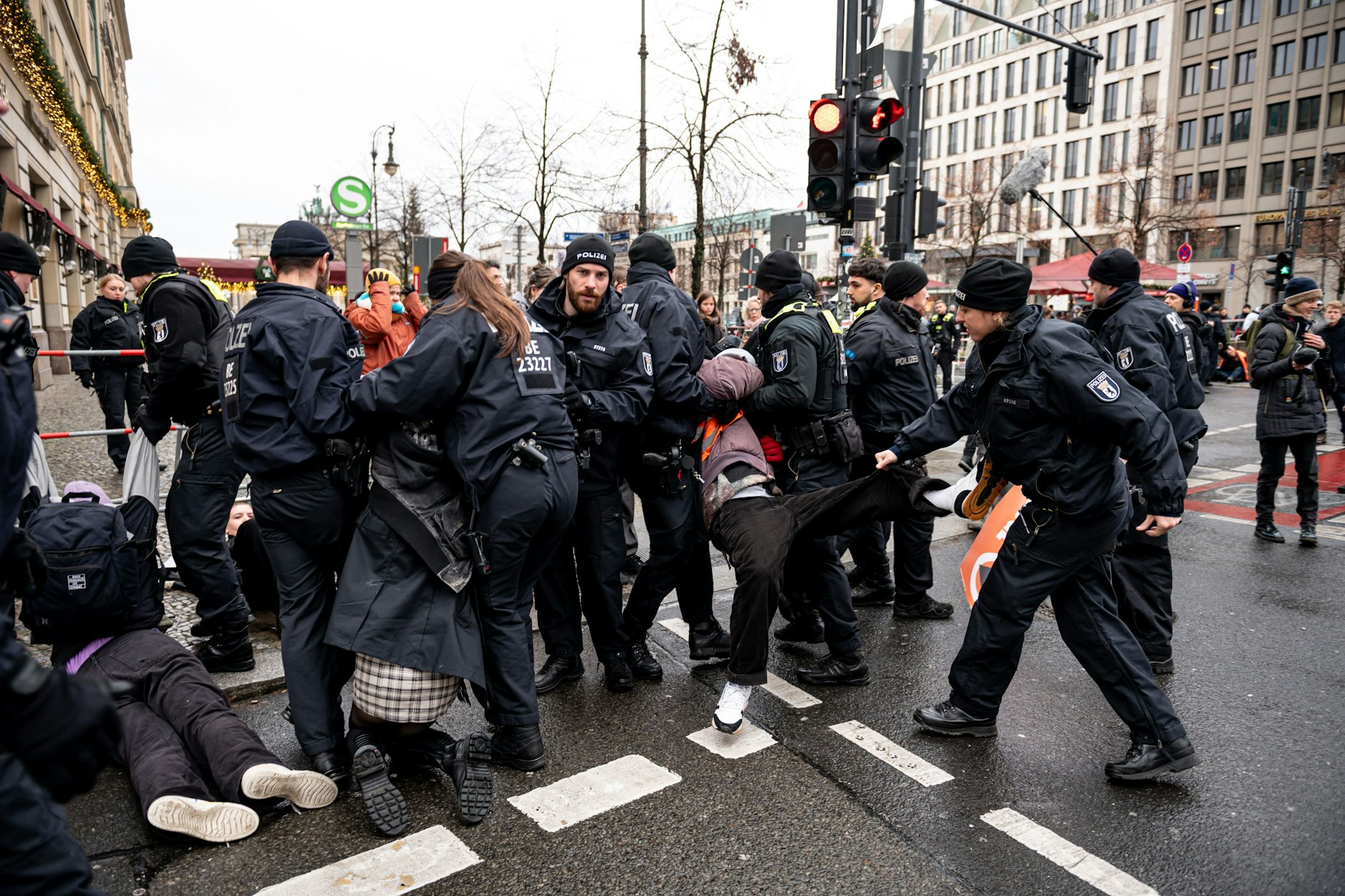 Berlin: Polizisten gehen gegen Demonstranten vor dem Hotel Adlon vor. Seit Montag findet dort der World LNG Summit statt, eine internationale Wirtschaftskonferenz zum Thema Flüssiggas.