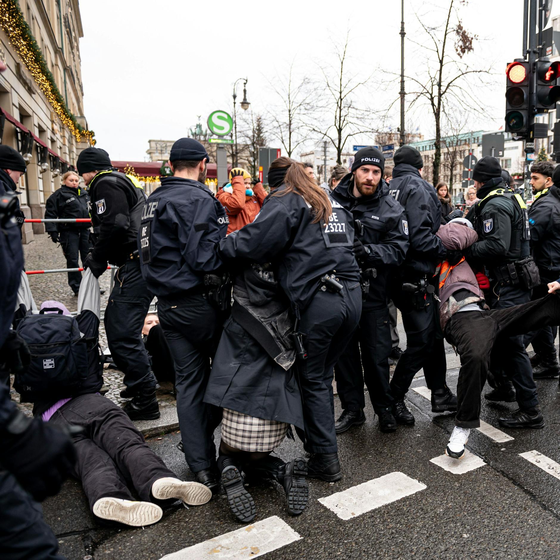 Image - Stunk beim Gasgipfel! Klima-Krawall am feinen Hotel Adlon
