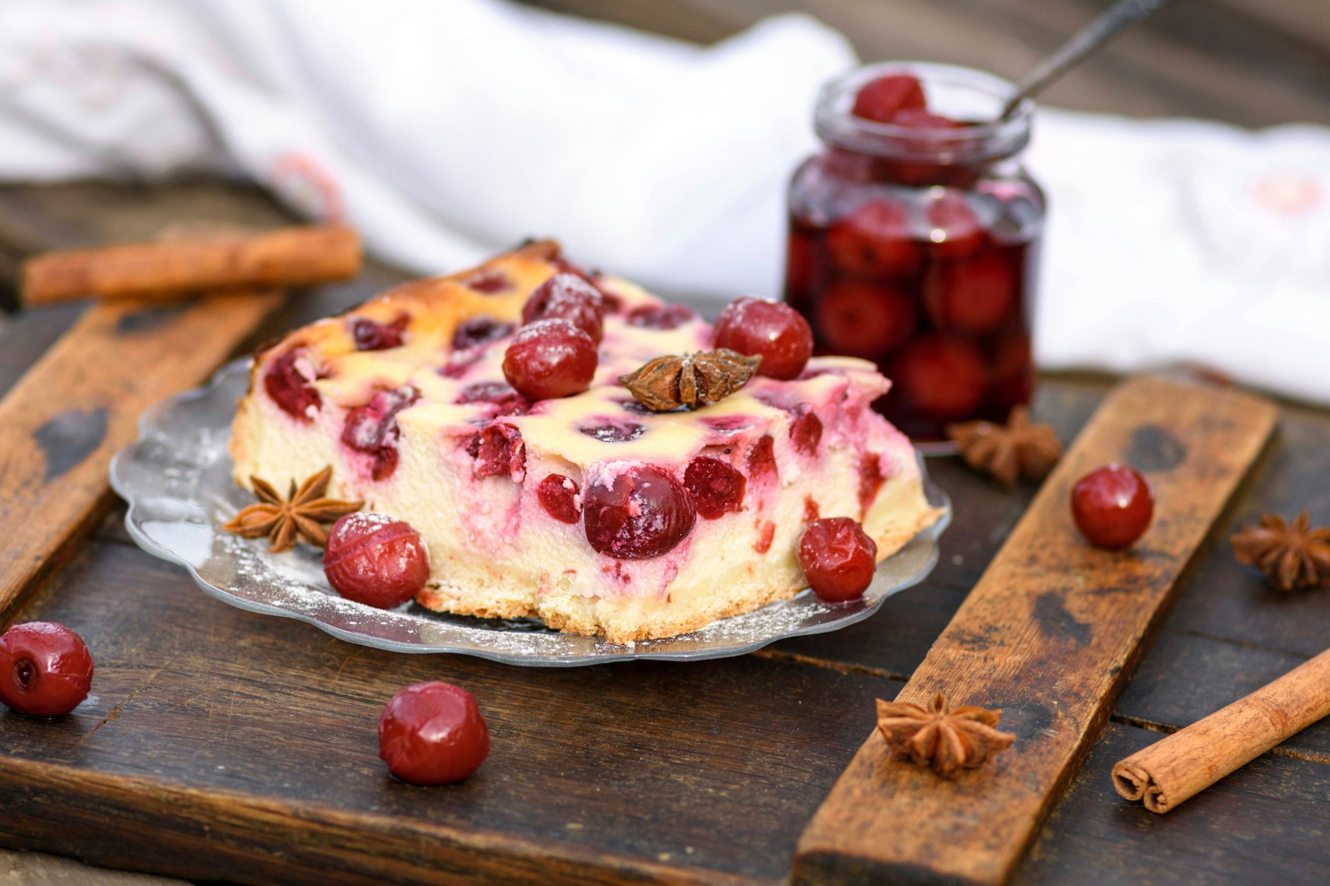 Dank Kirschen aus dem Glas kann man das ganze Jahr über einen saftigen Kirschkuchen genießen. Auch in der Weihnachtszeit – dann gern mit Zimt-Note.