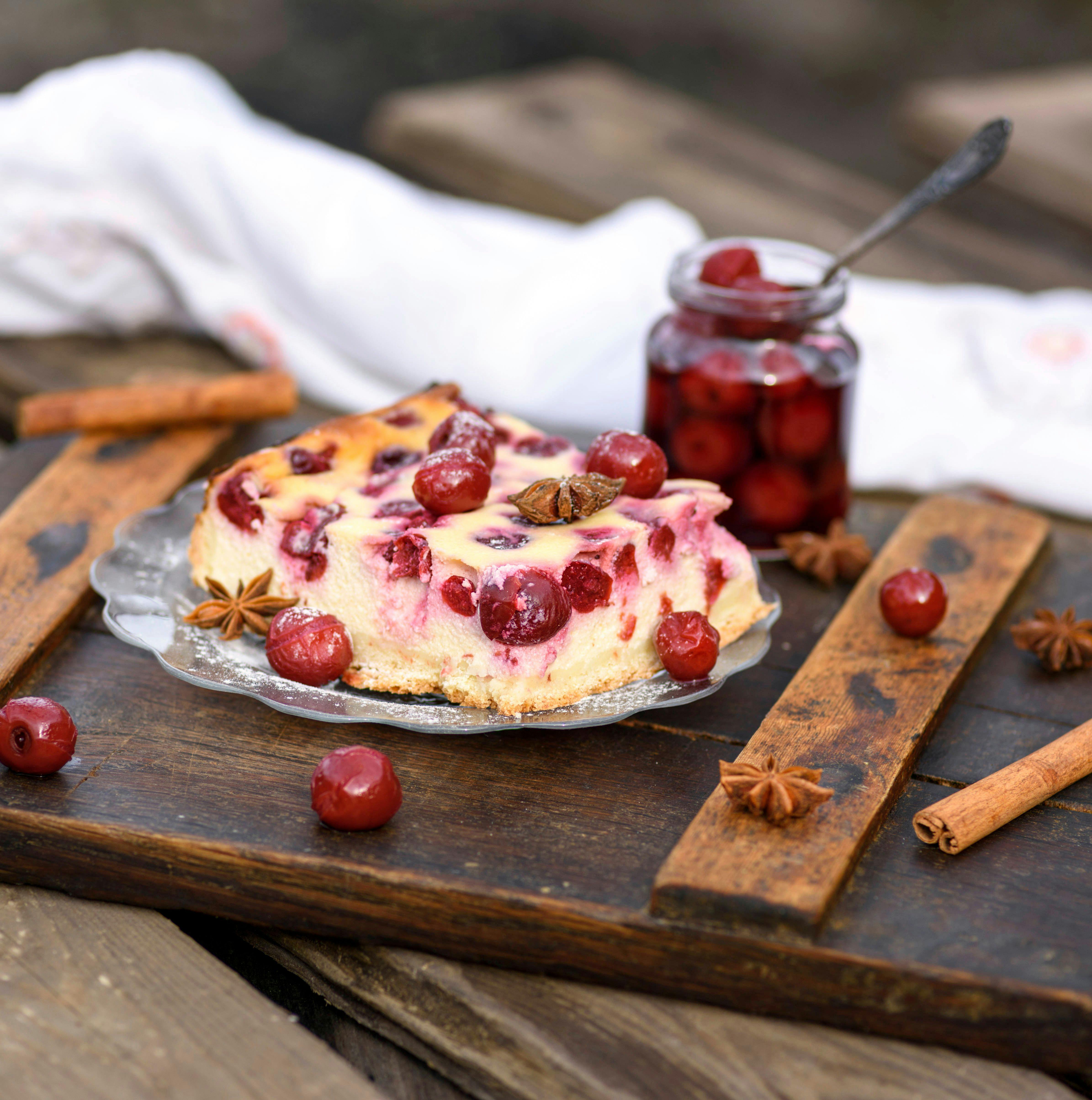 Saftig und cremig! Omas Rezept für Kirschkuchen mit Kirschen aus dem Glas