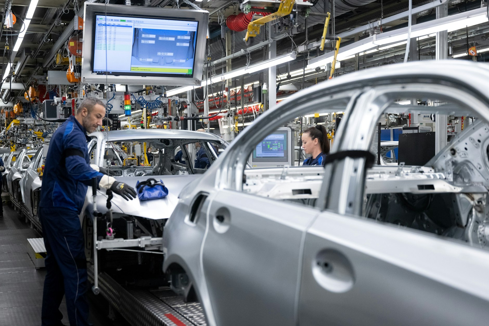 BMW-Mitarbeiter arbeiten in der Produktion im Stammwerk an der Karosserie verschiedener Modelle des Automobilherstellers. Besonders im Ausland sind deutsche Elektroautos gefragt.