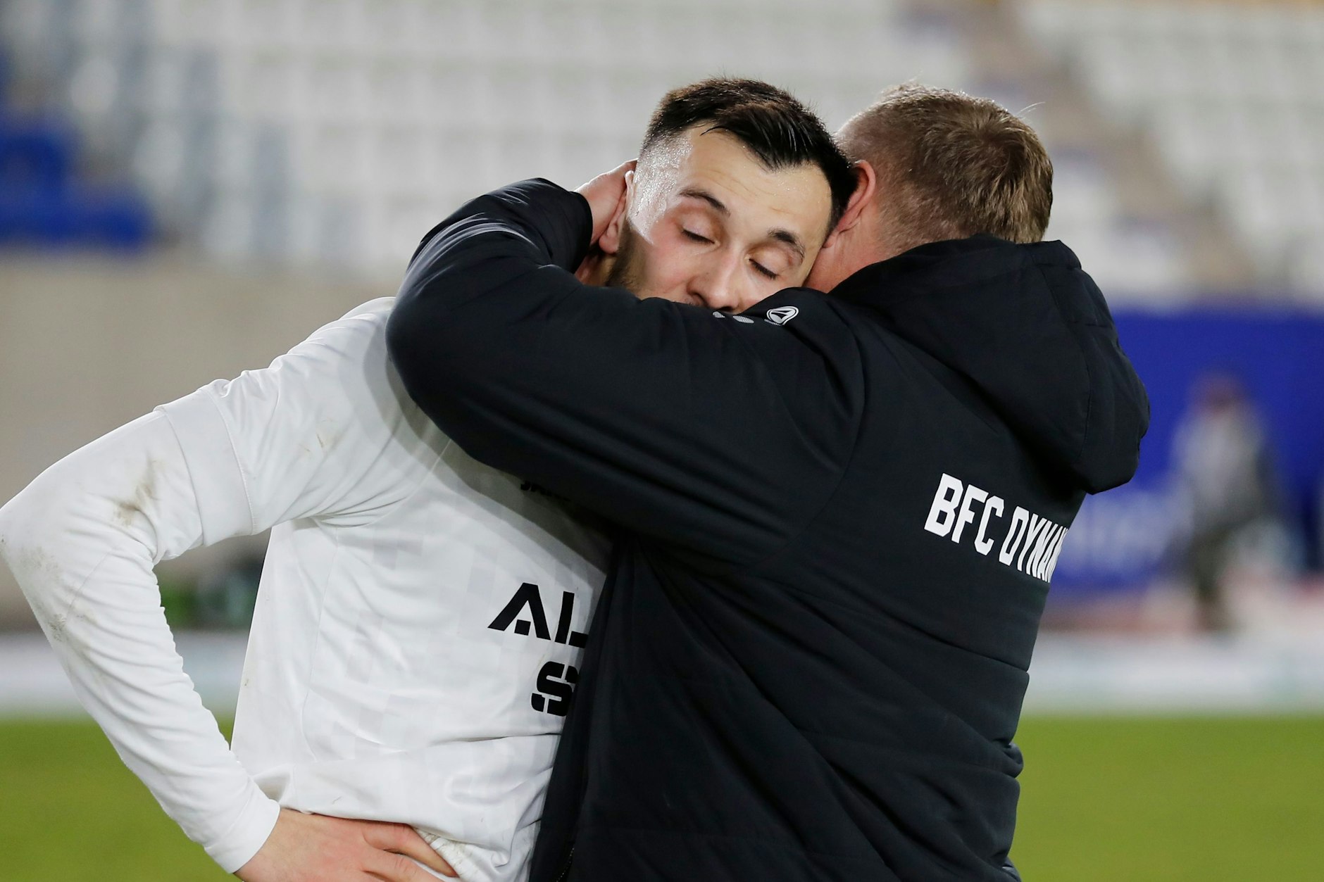 Wenn das nicht hilft: BFC-Trainer Dennis Kutrieb nimmt Rufat Dadashov (l.) nach dem Spiel in Jena ganz fest in die Arme.