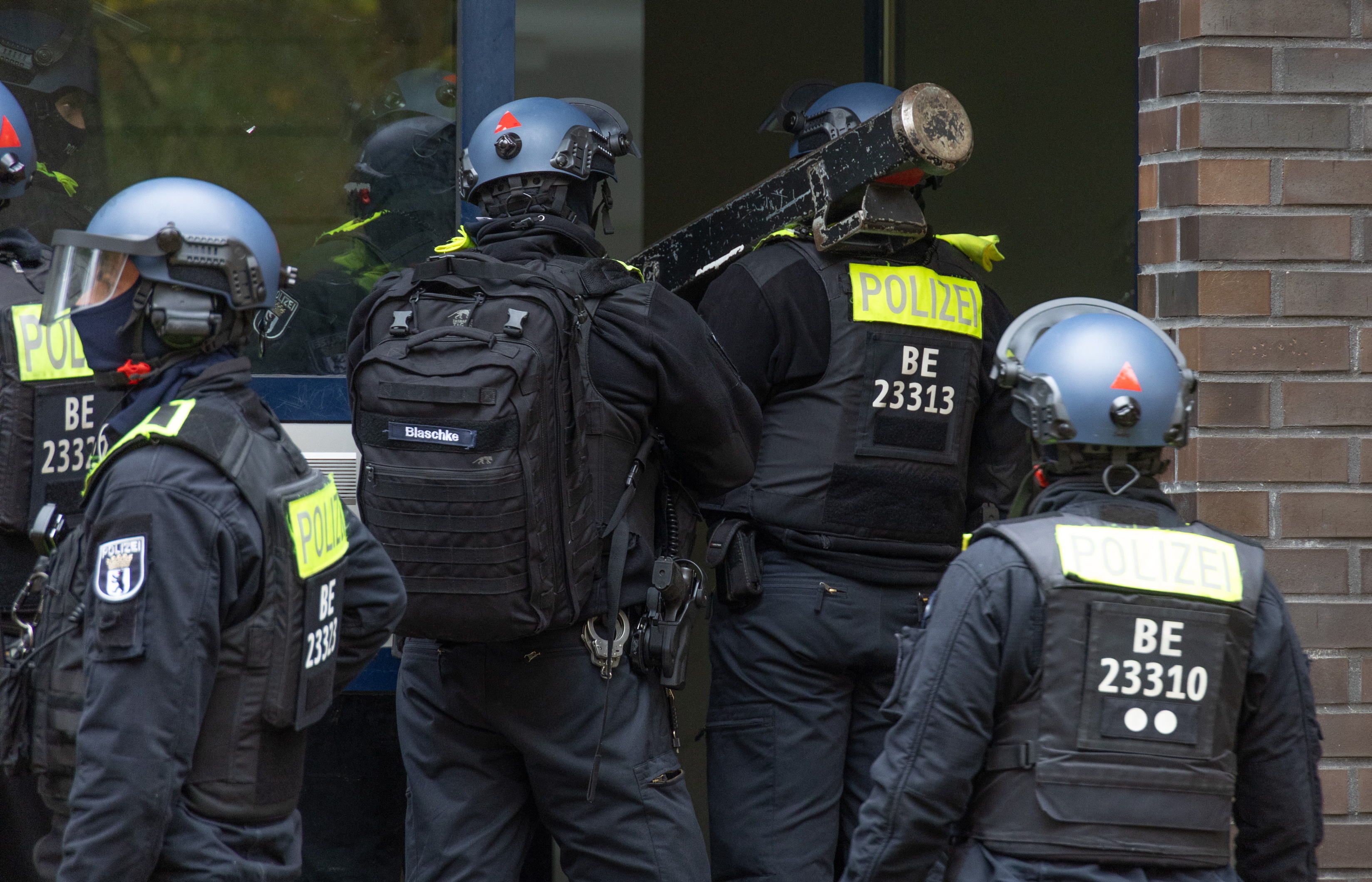 Pankow: Mann mit Softairwaffe auf Balkon gesichtet – SEK stürmt Wohnung