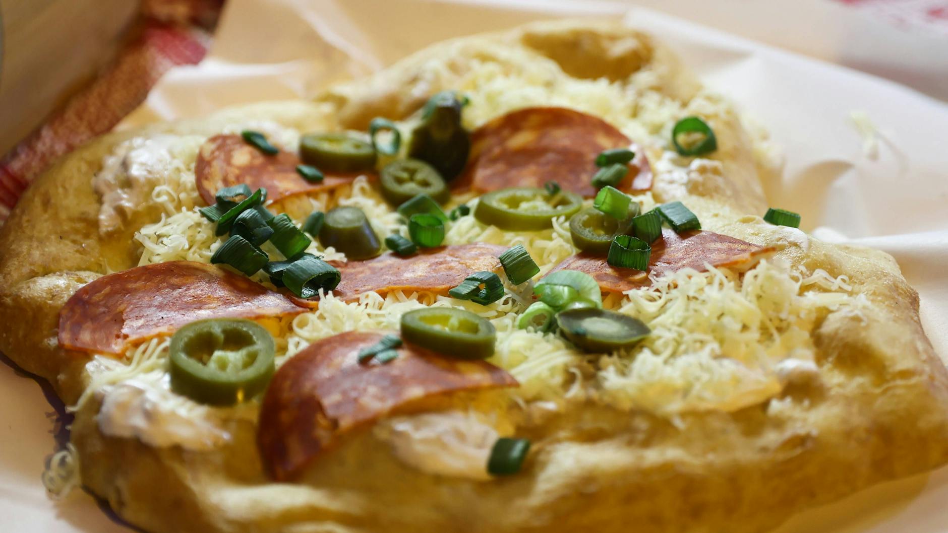 Langos lassen sich mit allen möglichen Dingen belegen.