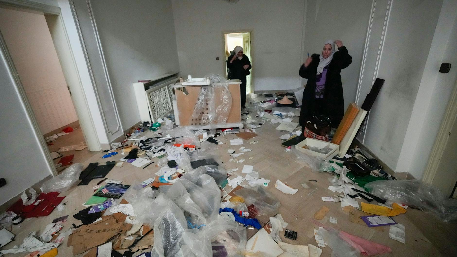 Durchwühltes Zimmer in der Privatresidenz des syrischen Ex-Präsidenten