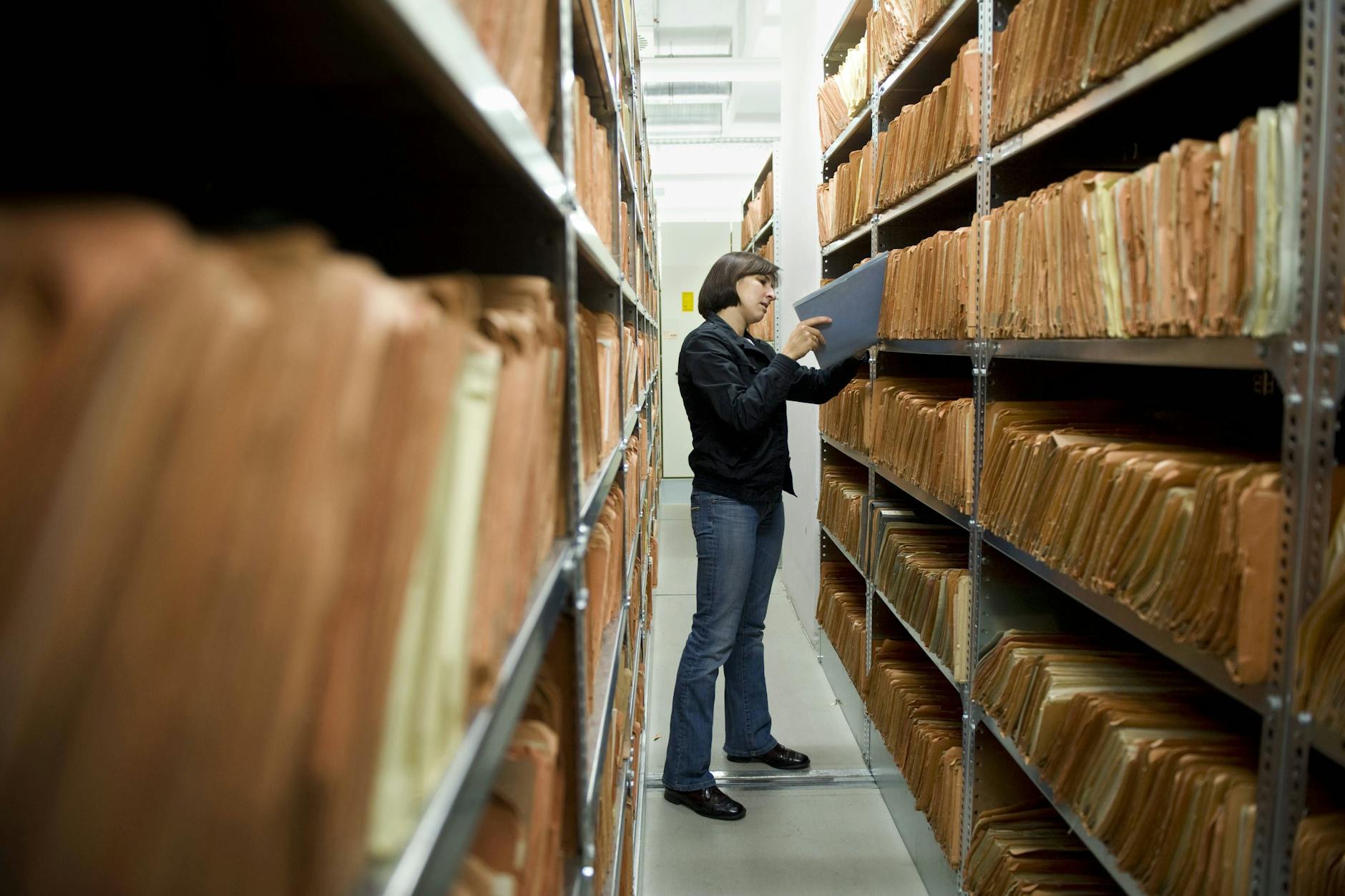 Mitarbeiterin im Haus der Bundesbeauftragten für die Unterlagen der Staatssicherheit der DDR