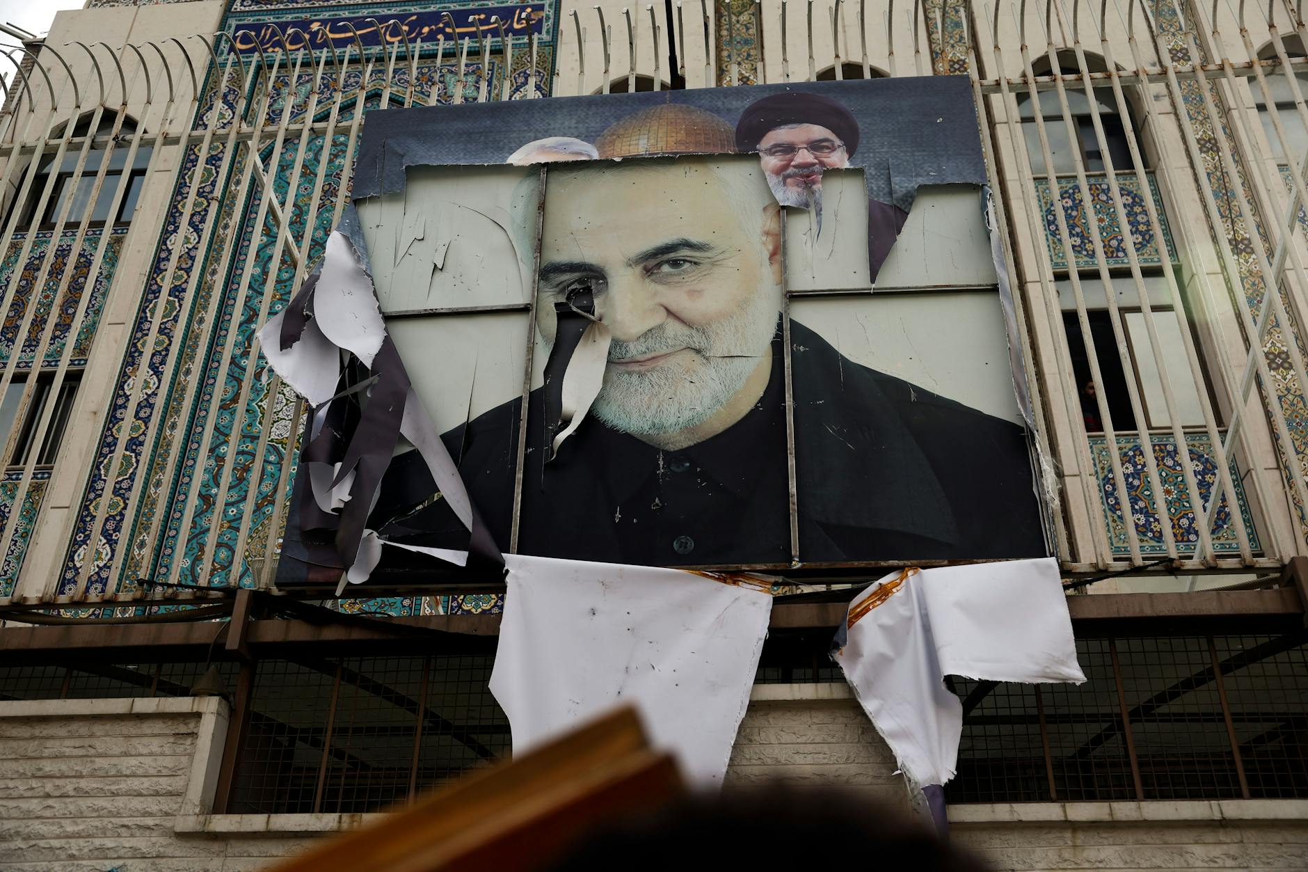 Ein zerbrochenes Bild des iranischen Generals Ghassem Soleimani ist an der Fassade der iranischen Botschaft zu sehen, nachdem eine Rebellengruppe die Kontrolle über die Stadt Damaskus in Syrien übernommen haben.