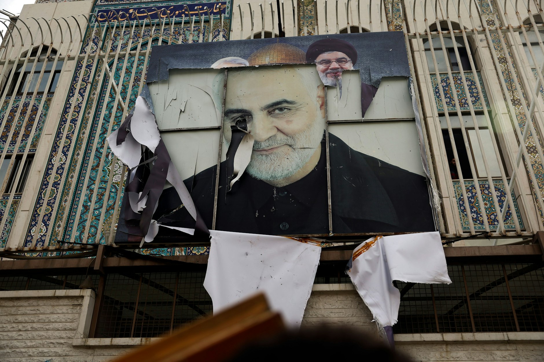 Ein zerbrochenes Bild des iranischen Generals Ghassem Soleimani ist an der Fassade der iranischen Botschaft zu sehen, nachdem eine Rebellengruppe die Kontrolle über die Stadt Damaskus in Syrien übernommen haben.