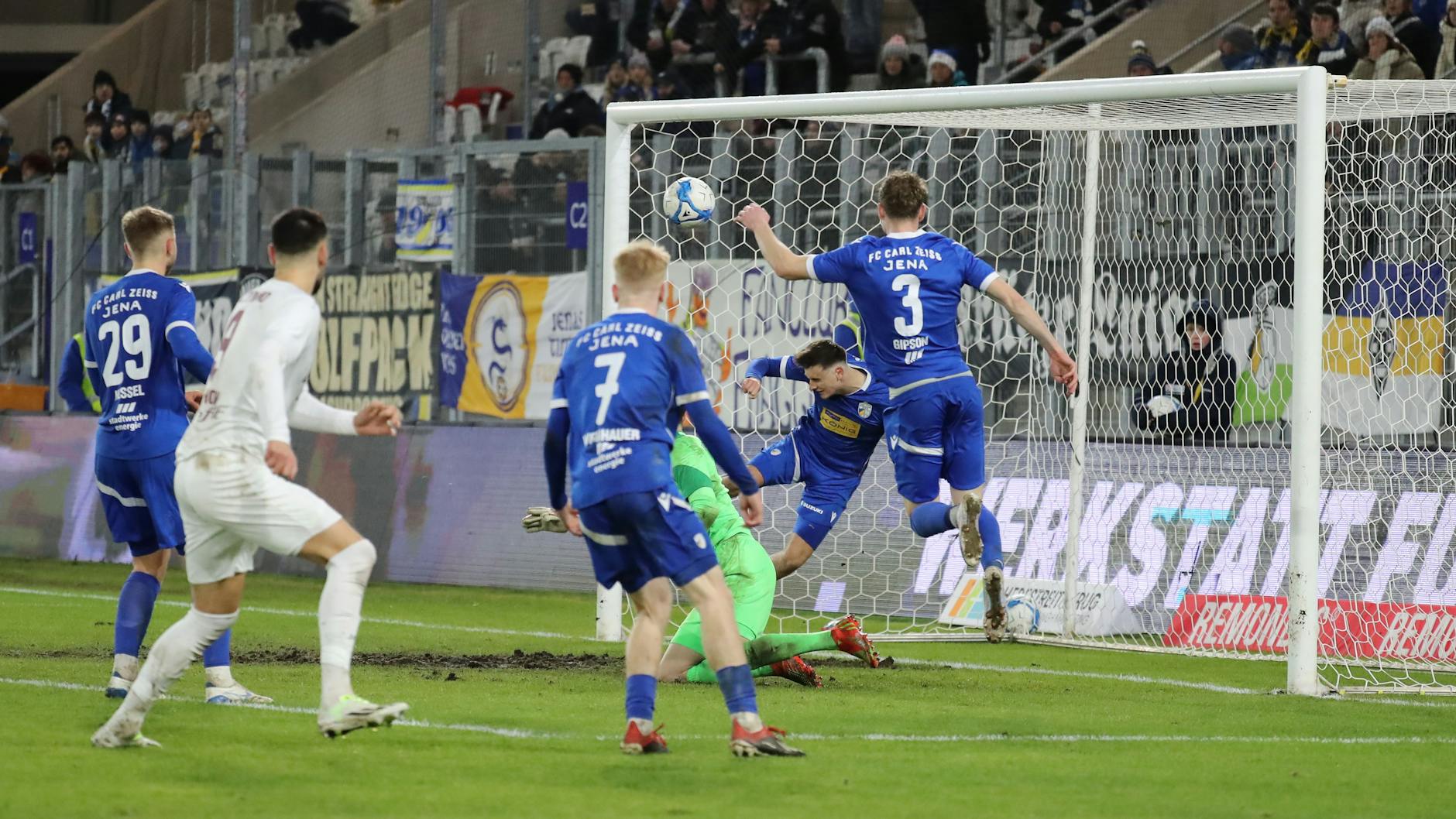 Gespannt, aber machtlos kann Rufat Dadashov (2.v.l.) nur zusehen, wie Jenas Jannes Werner (2.v.r.) seinen Schuss noch von der Torlinie köpft.