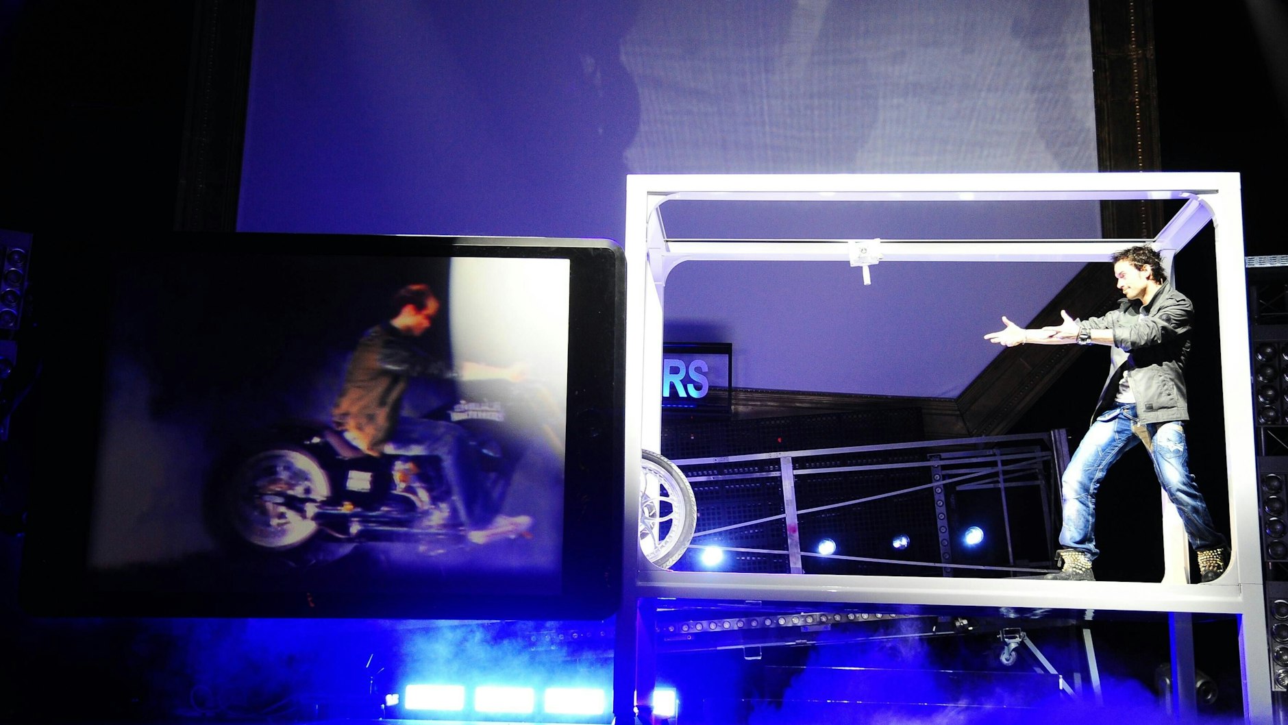 Die Ehrlich Brothers mit ihrer Motorrad-Illusion: Beide erscheinen in einer XXL-Box - und direkt aus einem riesigen iPad.