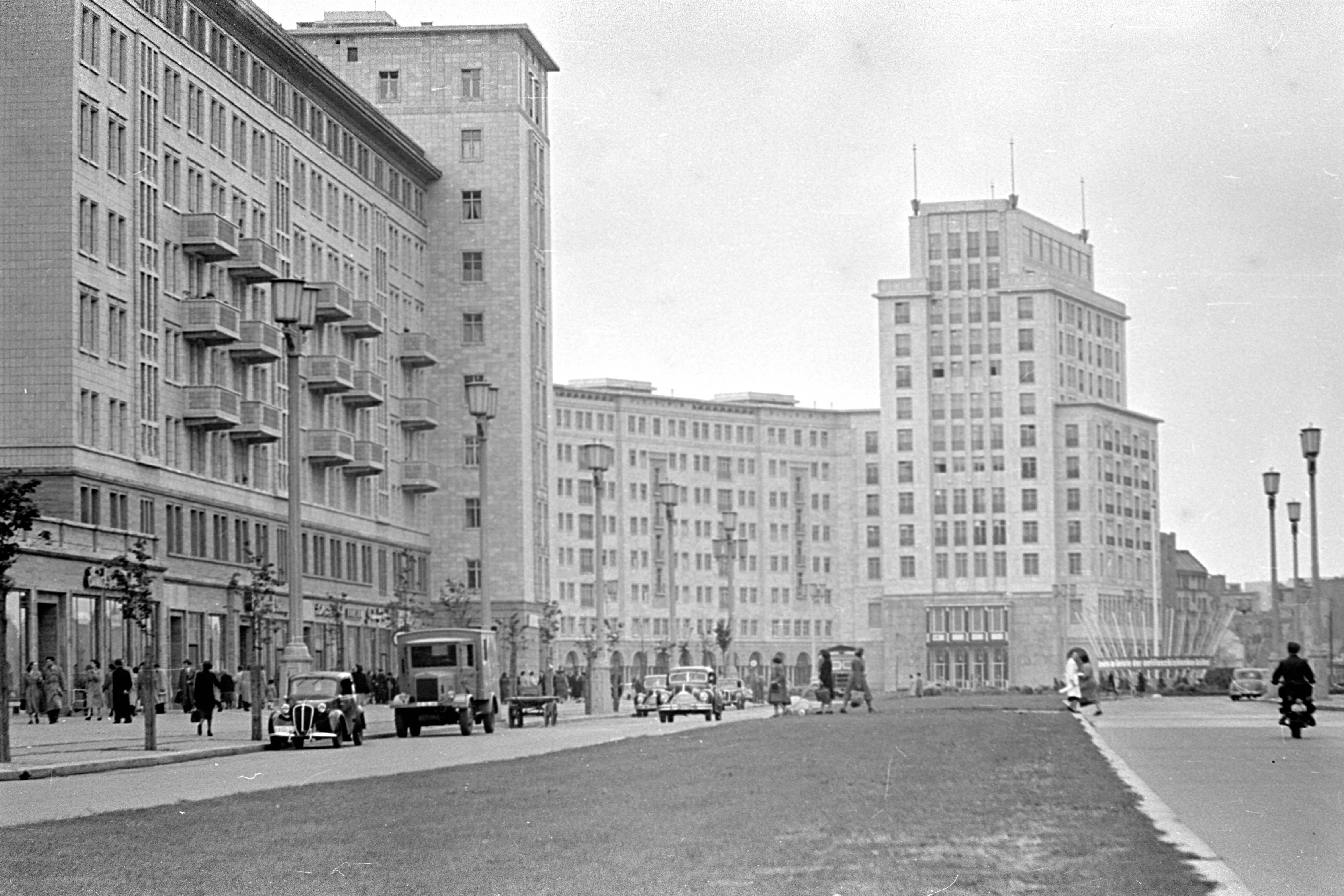 Der Strausberger Platz in den 50er-Jahren. Sowohl Völpel als auch Gladow lebten in Berlin-Friedrichshain.
