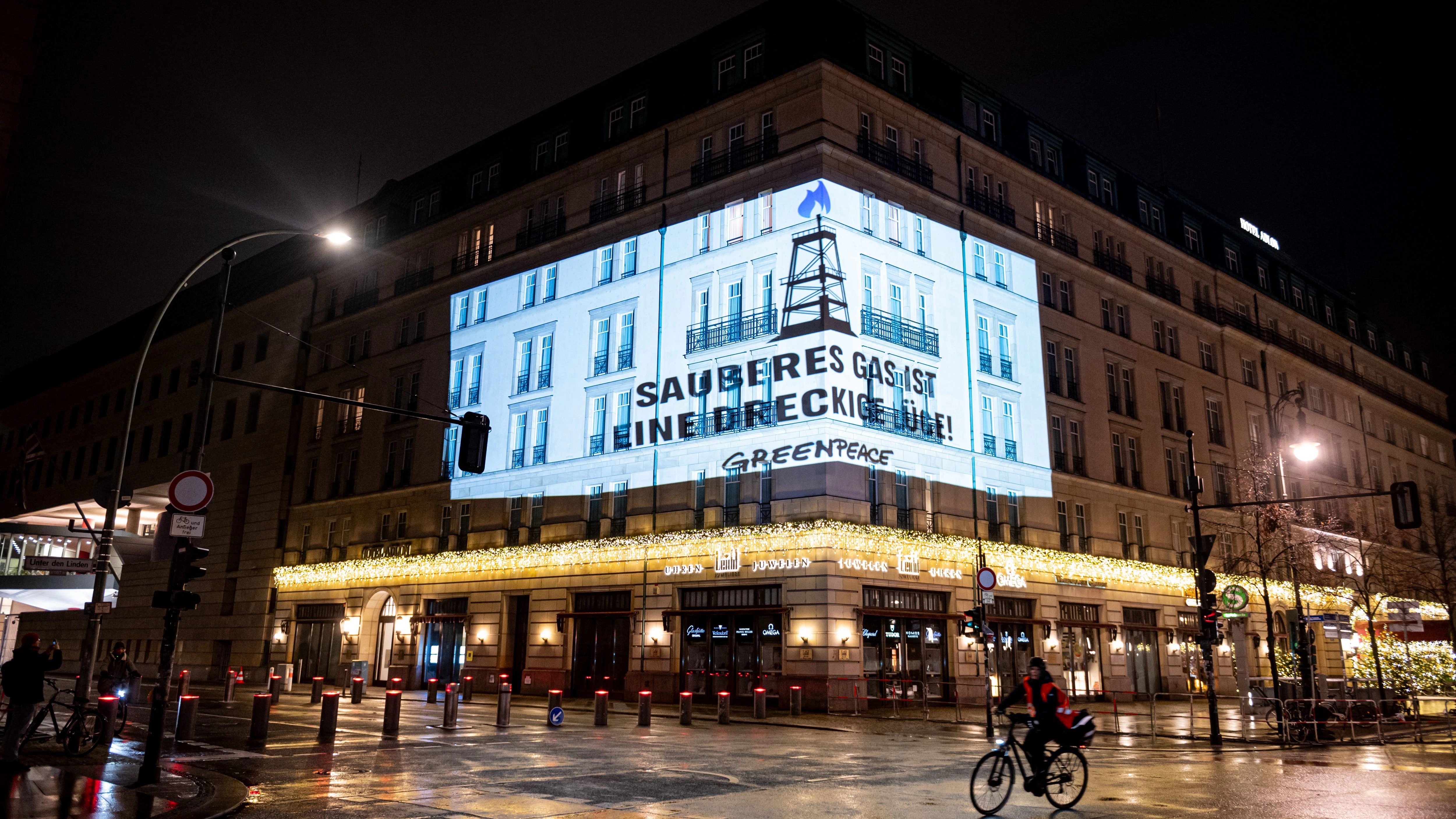 Greenpeace-Aktivisten projizieren den Schriftzug „Sauberes Gas ist eine dreckige Lüge“ auf das Hotel Adlon in Berlin-Mitte.