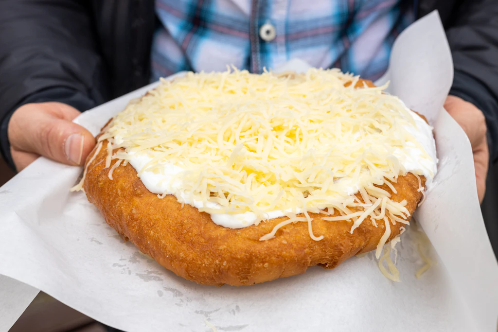 Rezept für Ungarische Langos – so lecker wie auf dem Weihnachtsmarkt