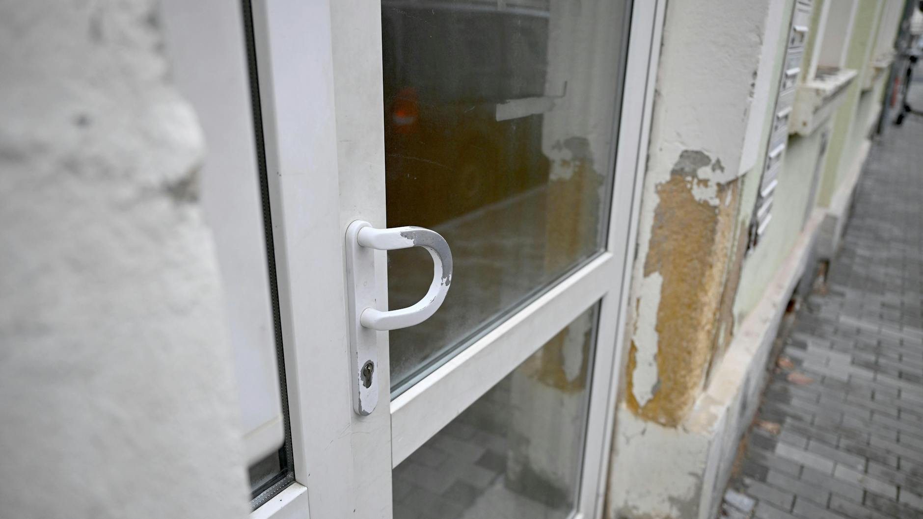 Der Eingang des Mehrfamilienhauses in Meißen, wo die Leichen der drei Kinder (1,2,3) und des Vaters (37) gefunden wurden.