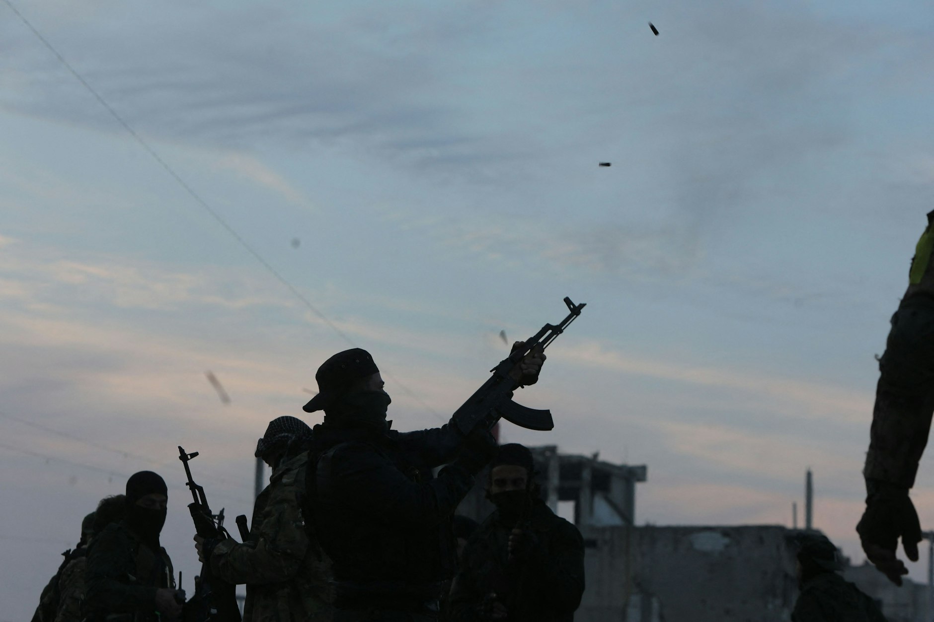 Kämpfer der islamistischen Miliz HTS nach der Eroberung der syrischen Stadt Homs vergangene Woche