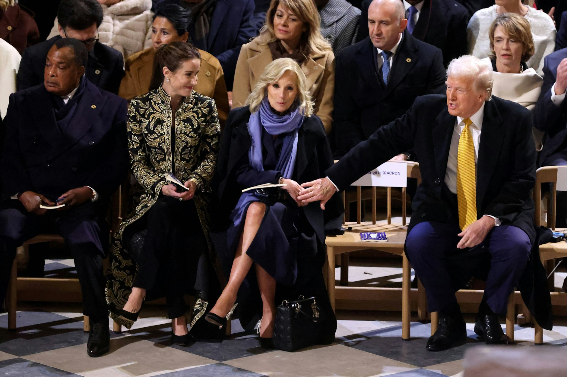 Jill Biden und Donald Trump im Gespräch in Paris