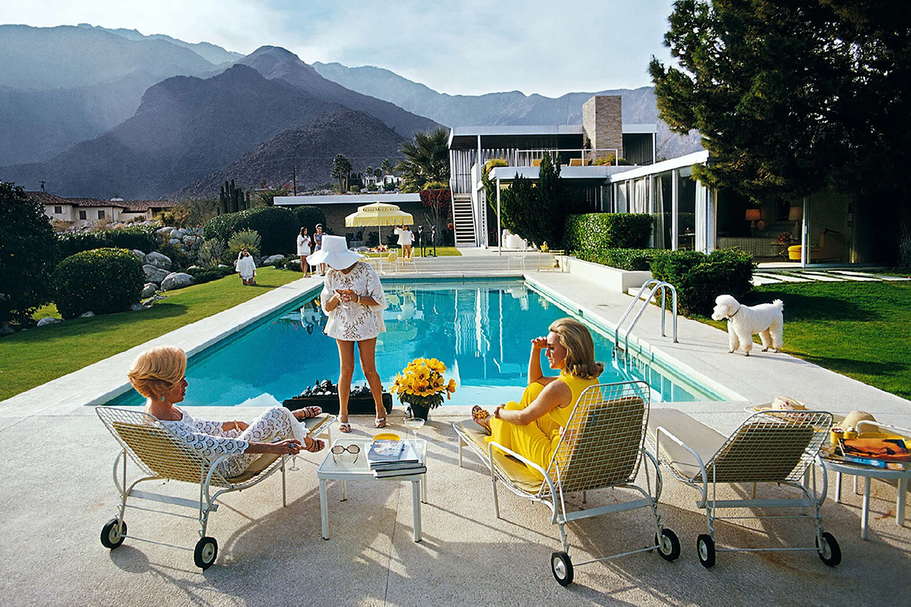 Ach, Amerika: Slim Aarons‘ „The Poolside Gossip“ von 1970 gibt es bei Lumas als „Wackelbild“ in drei Größen. Ein solches Multiphase- oder Lentikularbild erzeugt den Eindruck von Bewegung, sobald der Betrachter sich bewegt. Da verpufft dann auch mal der weiße Pudel.