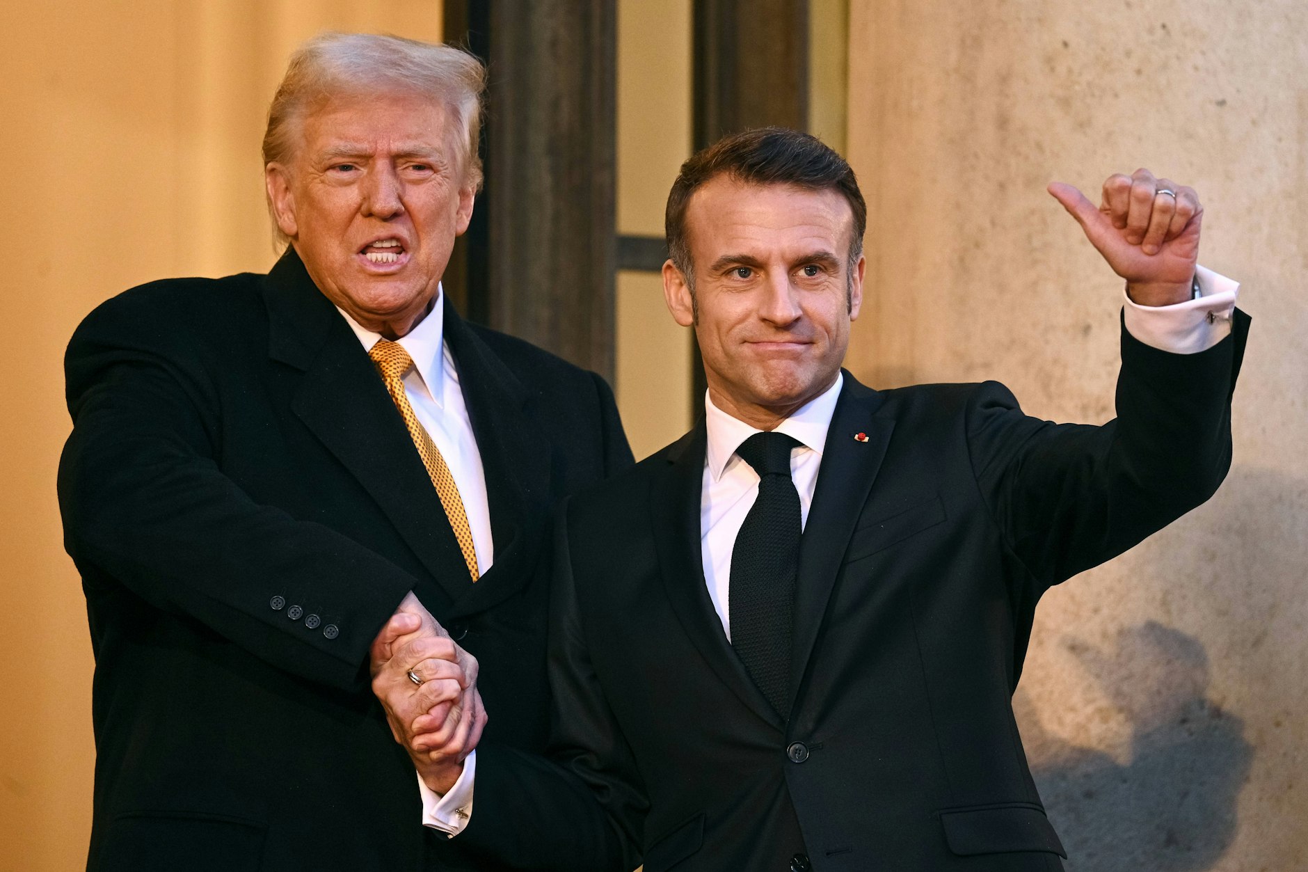 Emmanuel Macron begrüßte Donald Trump vor dem Elysee-Palast