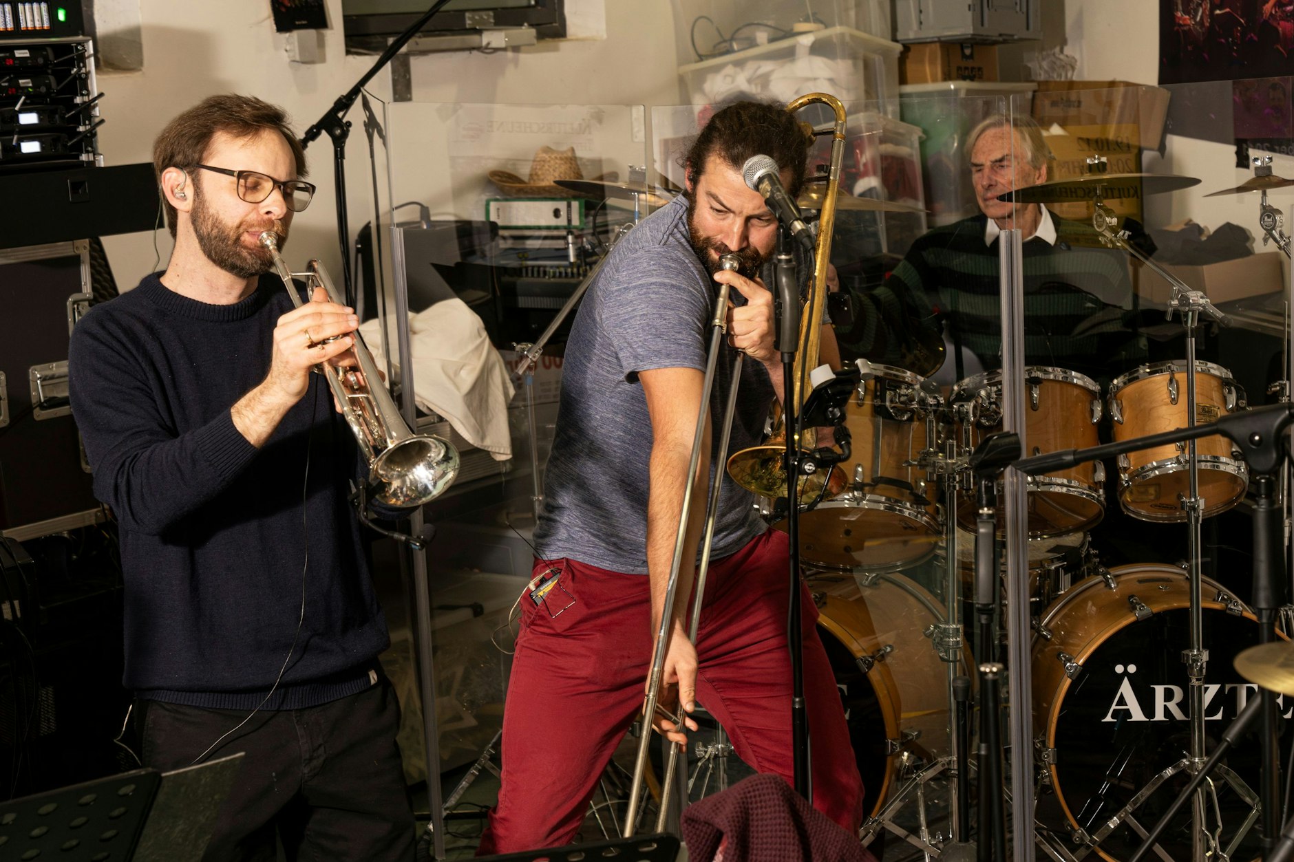 Trompeter Theodor Winkler (l.) und Posaunist Jakob Böhm legen sich beim Coldplay-Song „Viva la vida“ ins Zeug.