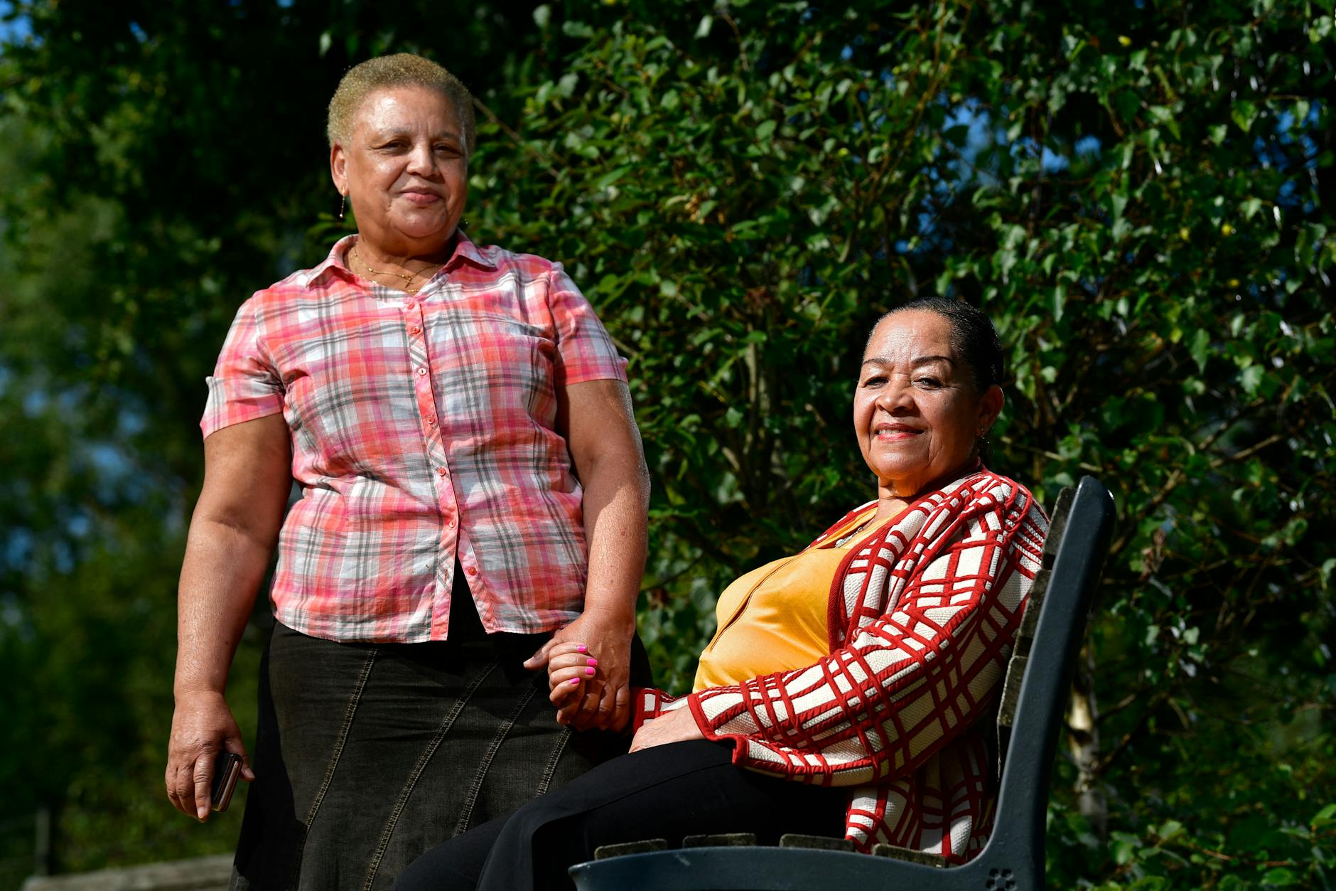 Simone Vandenbroeck (l.) und Lea Mujinga Tavares (r.), sie und drei weitere Mistreiterinnen haben in zweiter Instanz gegen den belgischen Staat gewonnen.