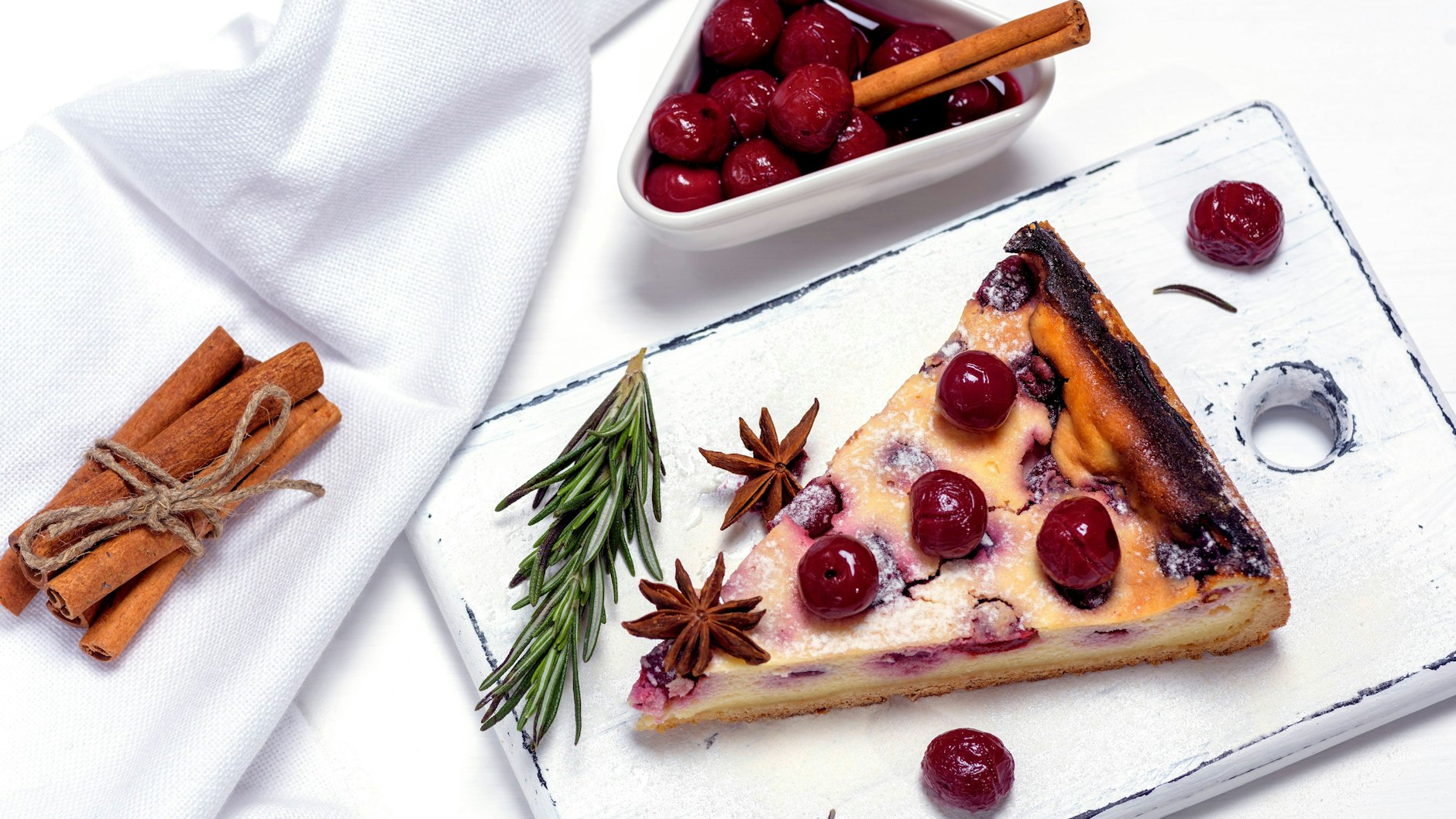 So ein Kirschkuchen mit Zimt-Note passt auch gut in die Weihnachtszeit.