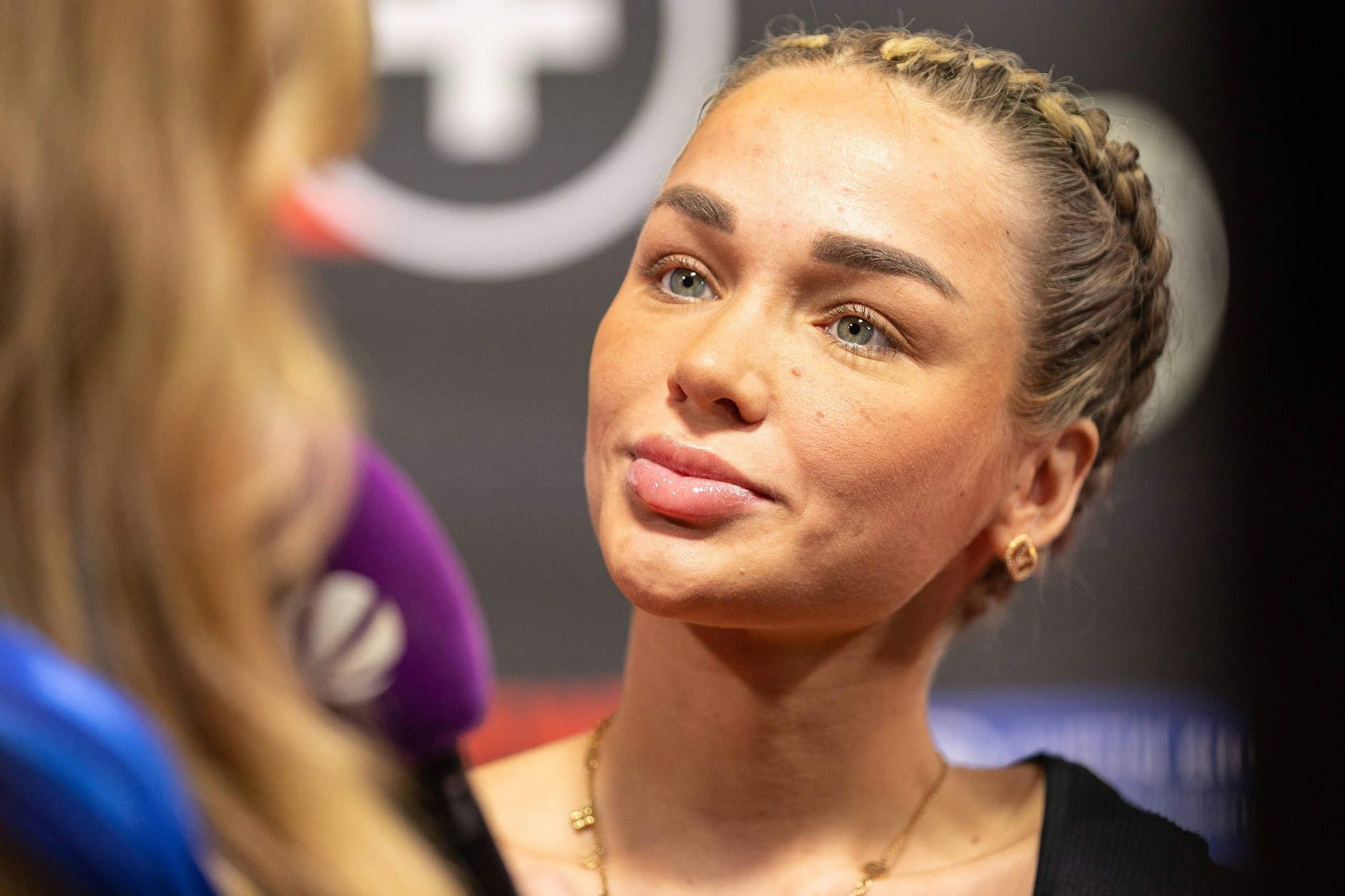 Emmy Russ hat sich von ihrem Freund getrennt.