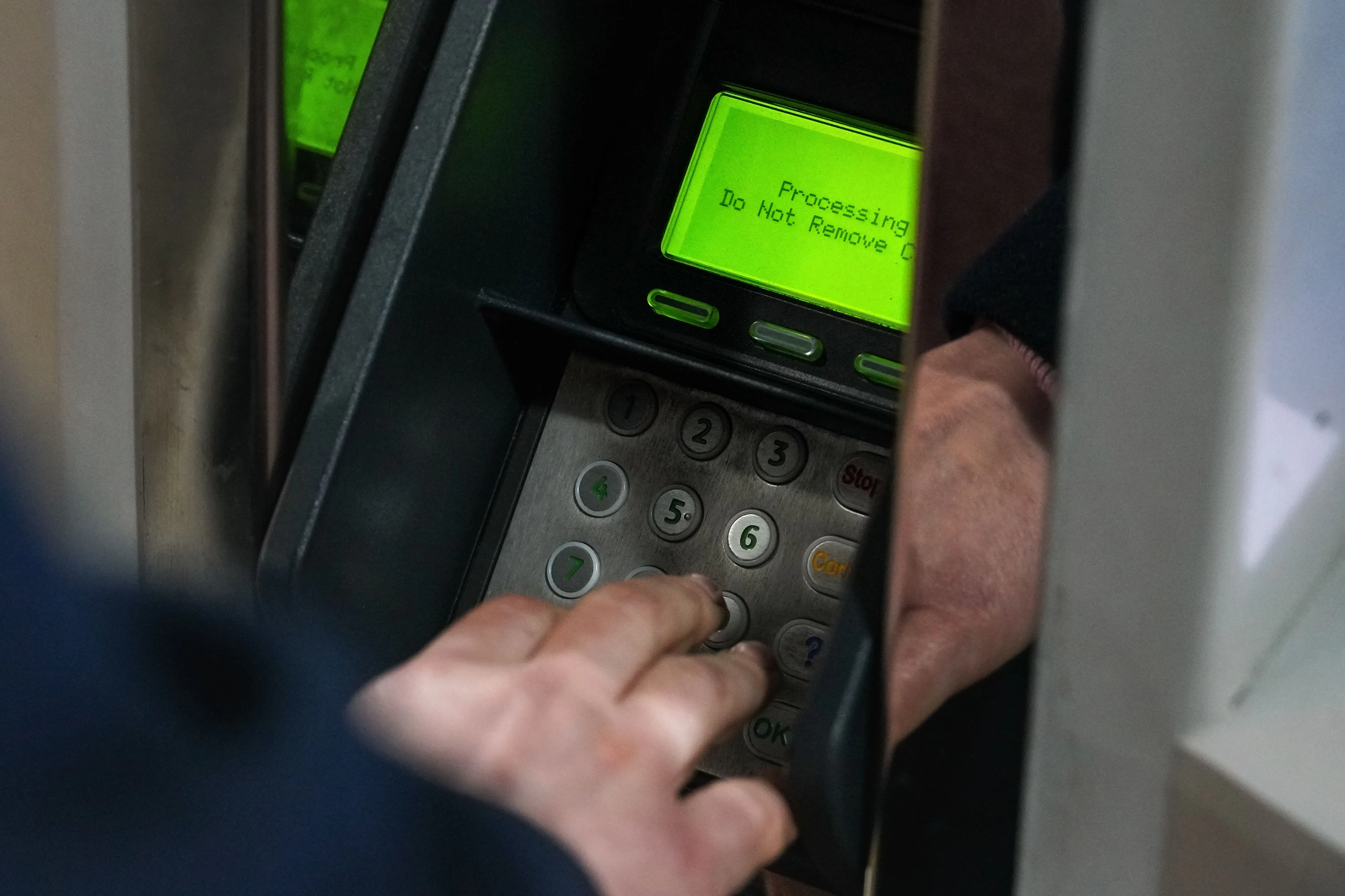 PIN-Eingabe an einem Bankautomaten