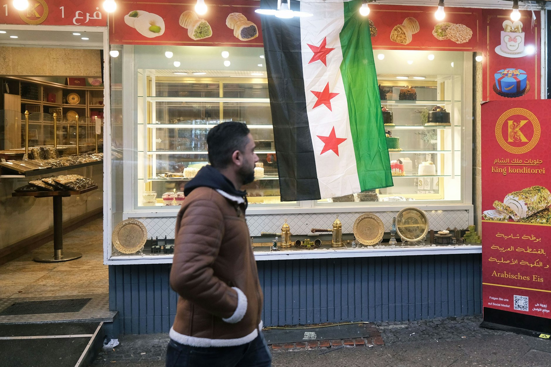 Am Montag, einen Tag nach den Feierlichkeiten, hingen auf der Sonnenallee nur noch wenige Fahnen der syrischen Opposition.