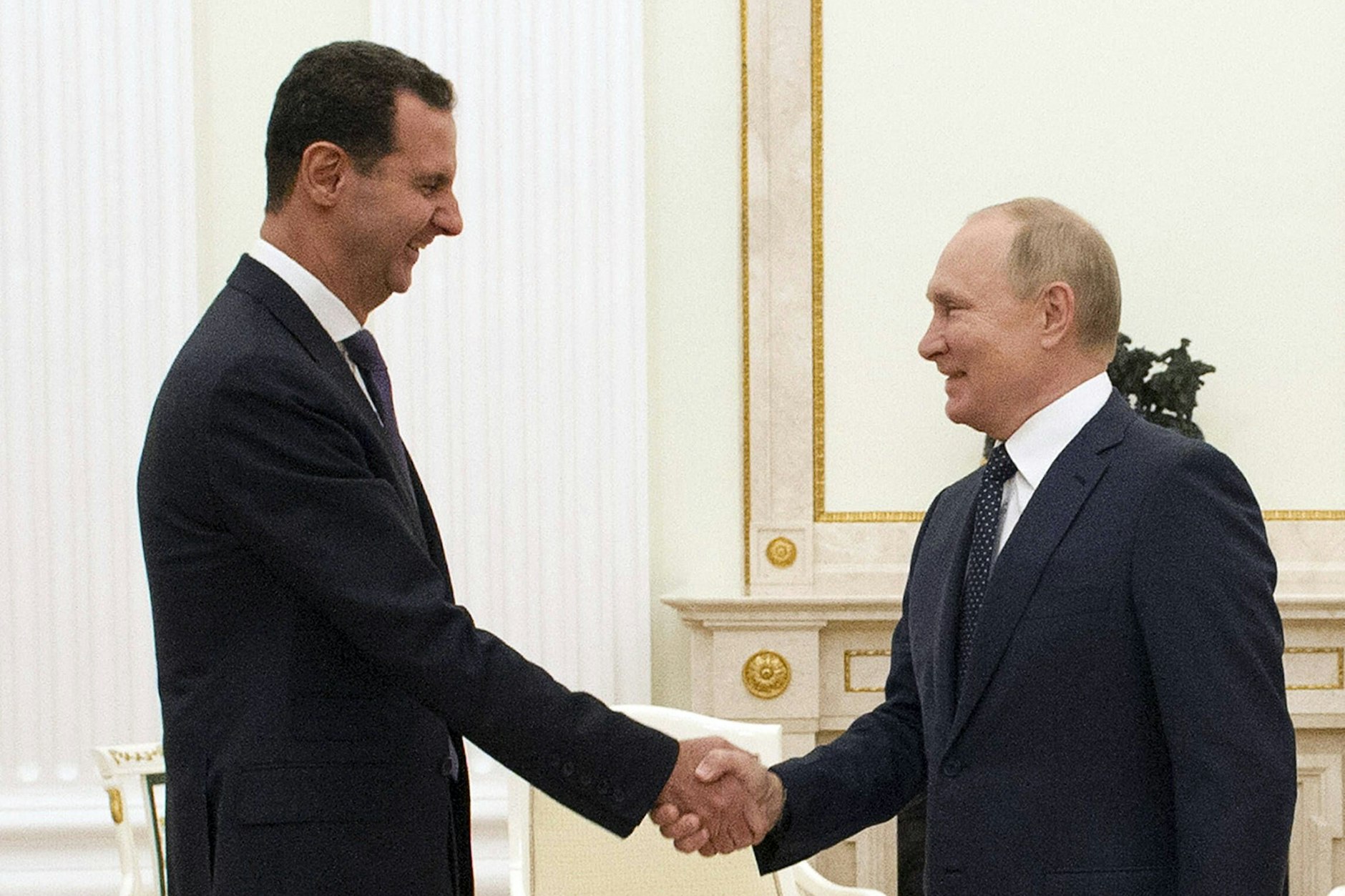 Der inzwischen gestürzte syrische Präsident Baschar al-Assad (l.) und der russische Präsident Wladimir Putin schütteln sich bei einem Treffen im September 2021 im Kreml die Hände.