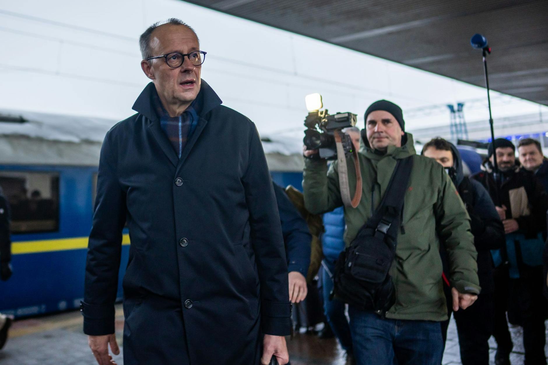 Friedrich Merz (l), Unions Kanzlerkandidat und CDU Bundesvorsitzender, kommt am Bahnhof in Kiew in der Ukraine an. Merz hält sich für einen Tag in ukrainischen Hauptstadt auf.