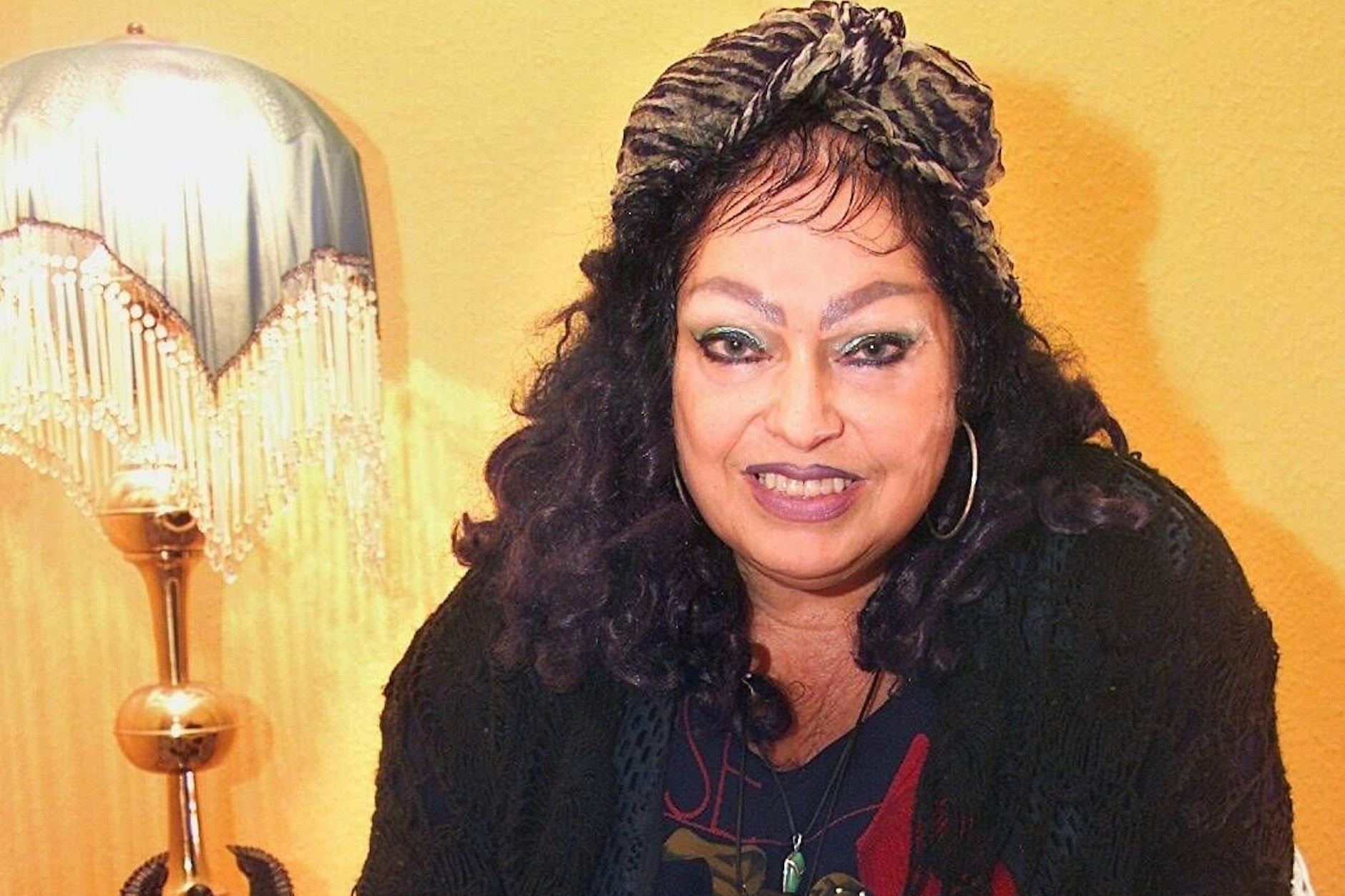 Dieses Foto entstand 25 Jahre vor einem KURIER-Interview. Mona Stein, die damals erste anerkannte Hellseherin der ehemaligen DDR. (Archiv 22.11.1999)