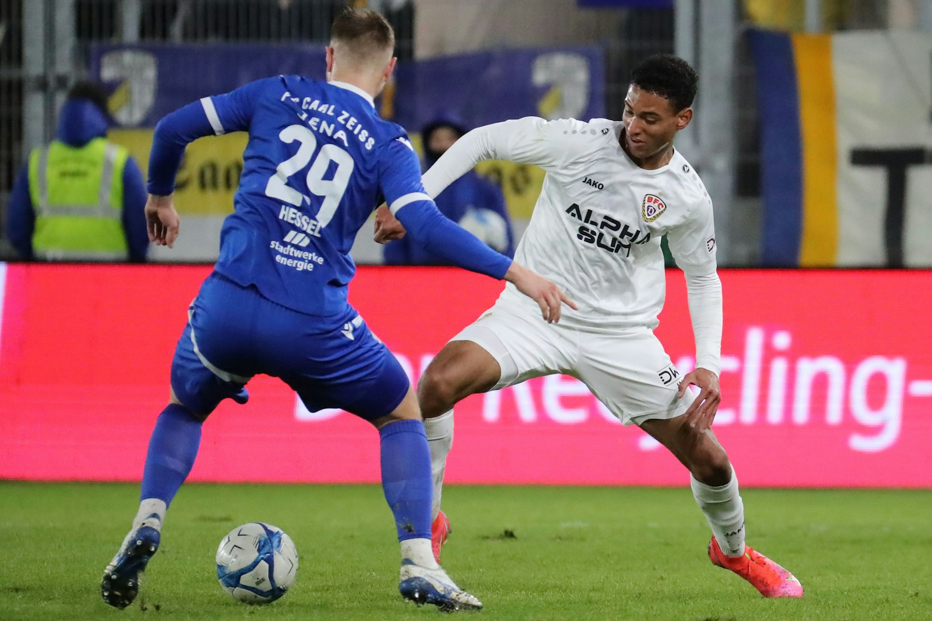 Bennedikt Wüstenhagen (r.) dribbelt mutig Jenas Maxim Hessel ab.