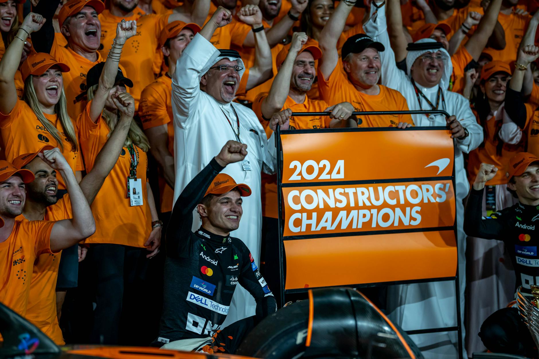 Lando Norris feiert mit dem Team von McLaren den Konstrukteurstitel in der Formel-1-WM.