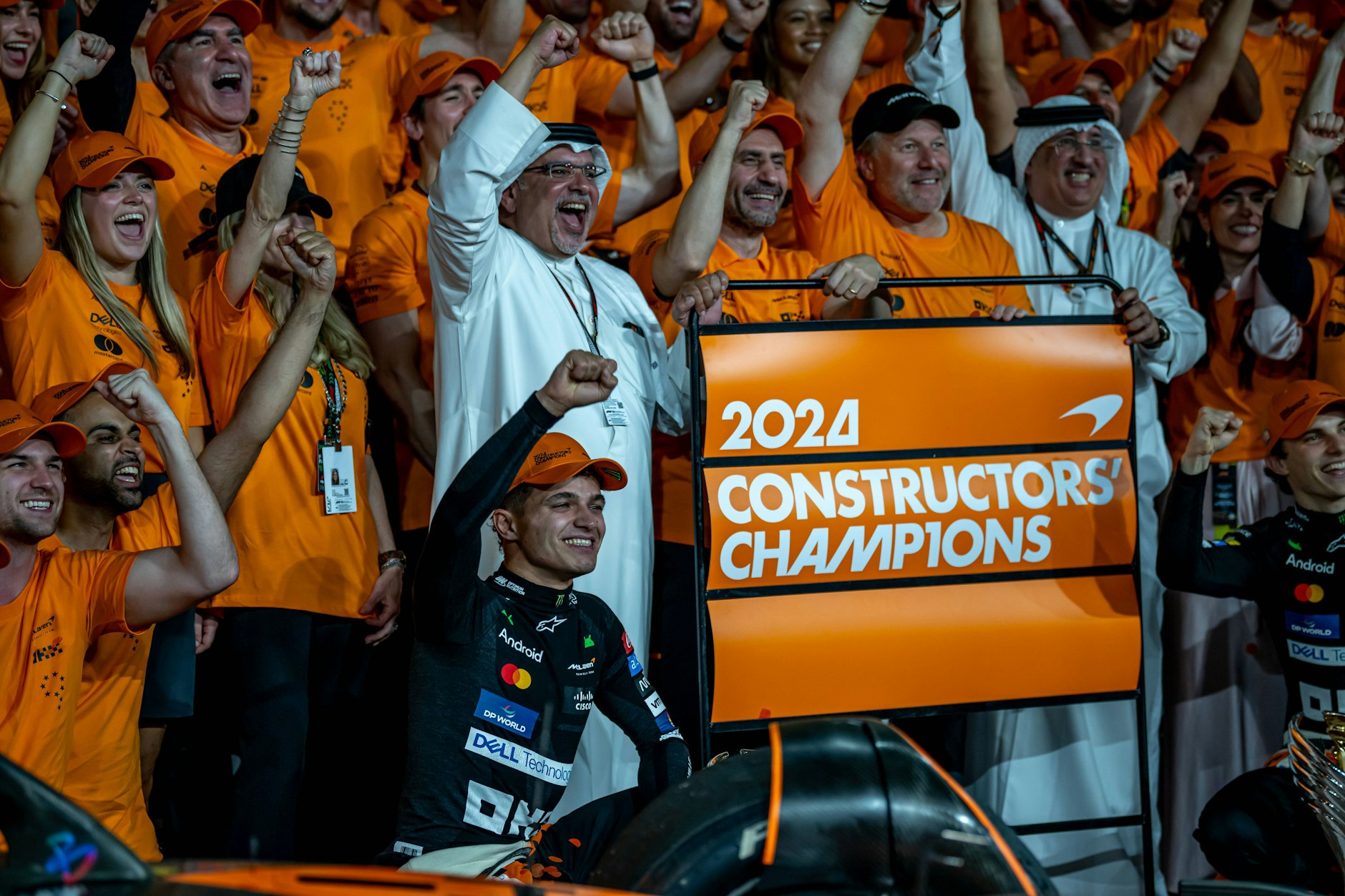 Lando Norris feiert mit dem Team von McLaren den Konstrukteurstitel in der Formel-1-WM.