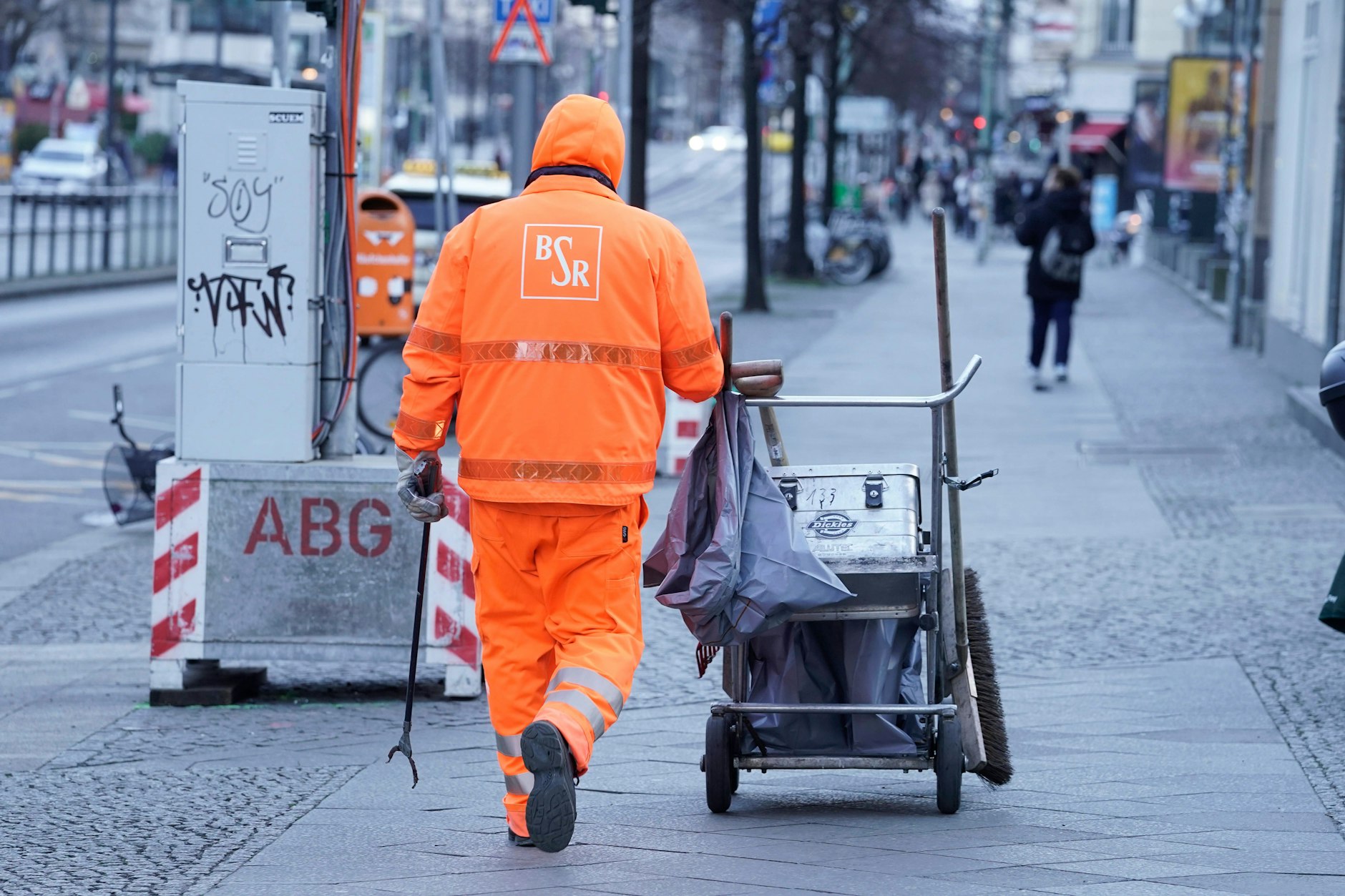 Viele Berliner ärgern sich über eine zunehmend verdreckte Stadt. Viele lassen achtlos Fast-Food-Schachteln, Papier und Kippen fallen. Die BSR kommt beim Reinigen kaum hinterher.