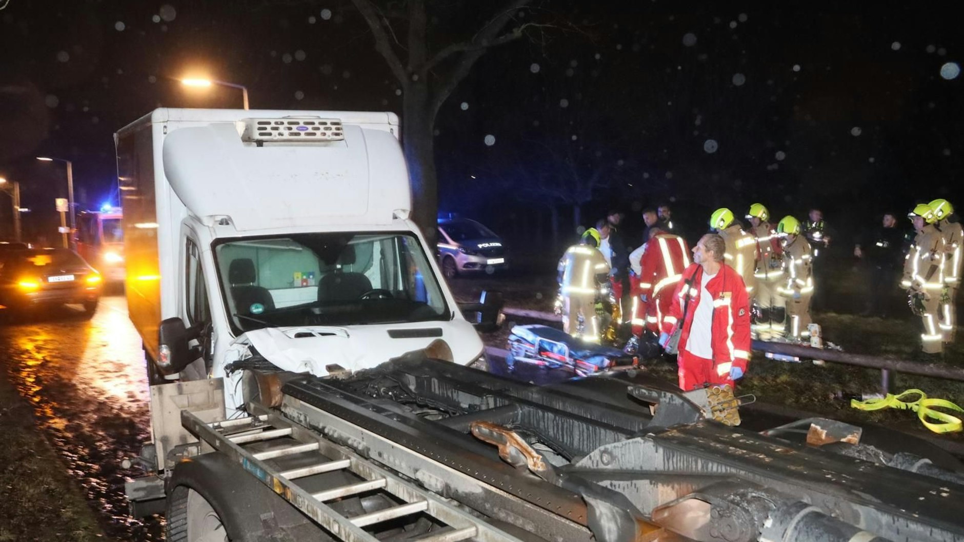 Am Kleintransporter entstand beim Unfall in der Schönefelder Straße in Rudow vermutlich ein Totalschaden. 