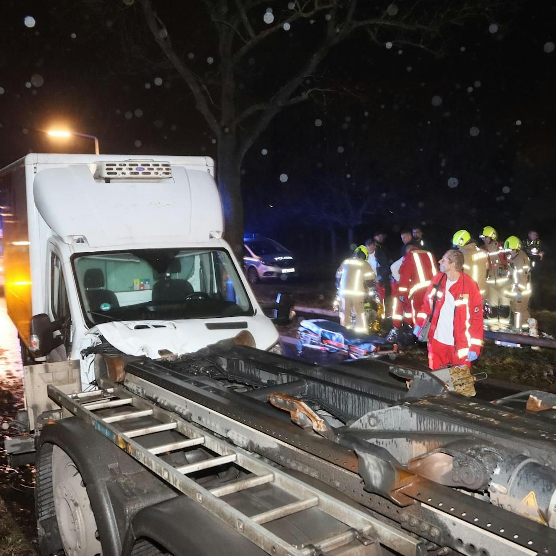 Verkehrsunfall in Berlin-Rudow: Lebensmittellieferant kollidiert frontal mit LKW