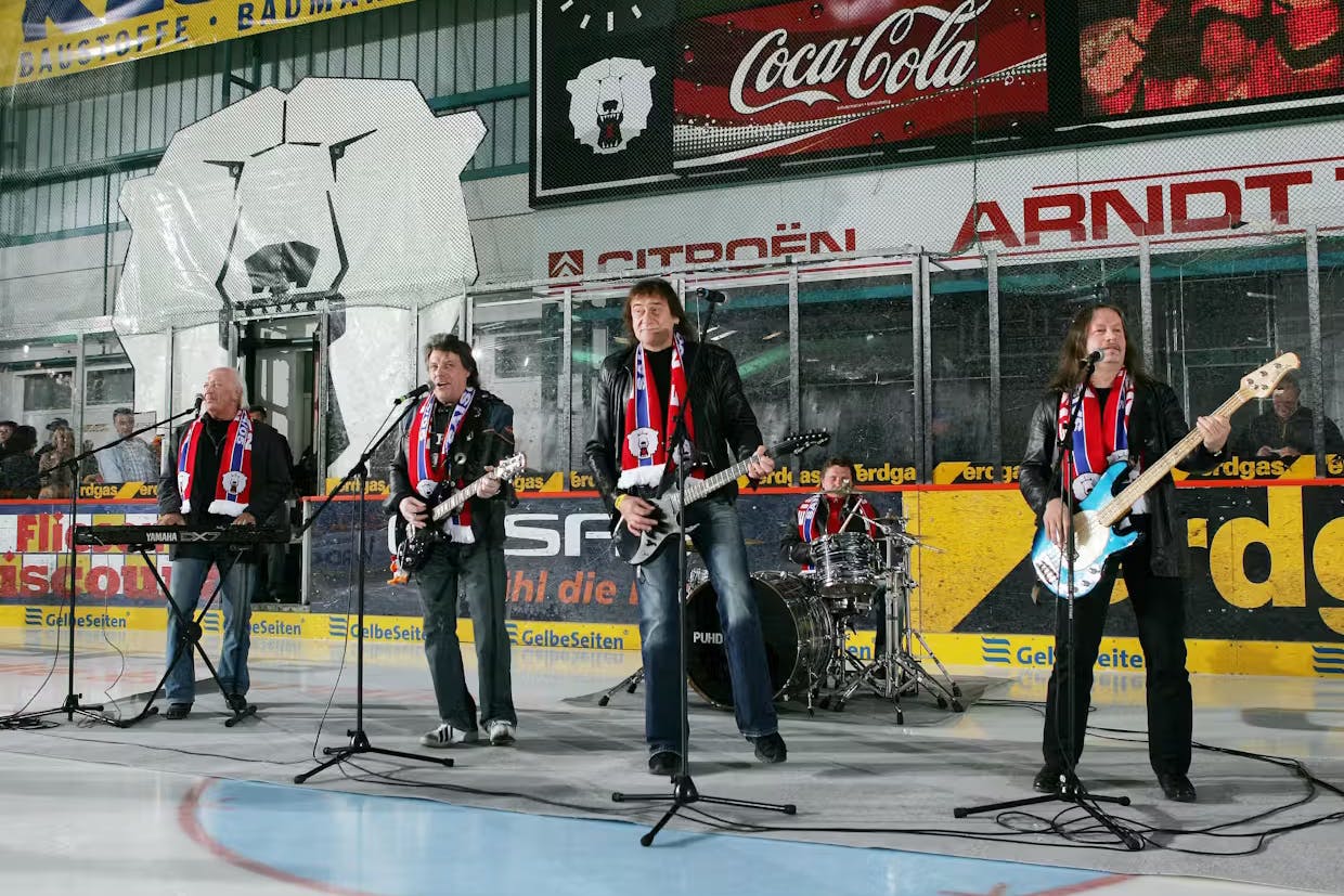 Die Puhdys bei den Eisbären Berlin: 2005 spielten sie dort zur Meistertitel-Feier natürlich die Hymne „Hey, wir wollen die Eisbärn sehn“.