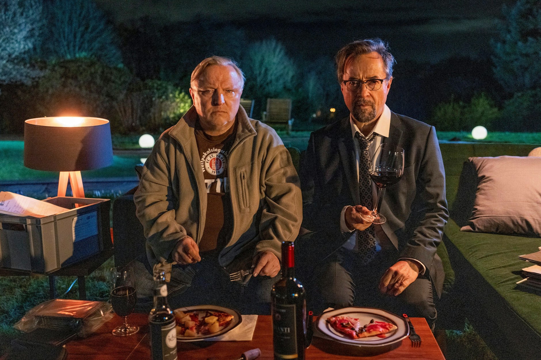 TK-Pizza und Rotwein: Hauptkommissar Thiel (Axel Prahl, l.) dinniert mit Dr. Boerne (Jan Josef Liefers)