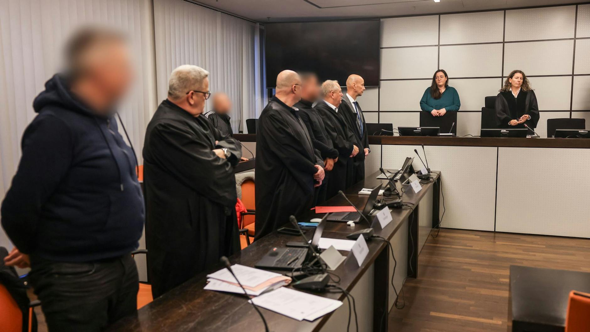 Die Angeklagten und ihre Anwälte im Gericht von Wuppertal.