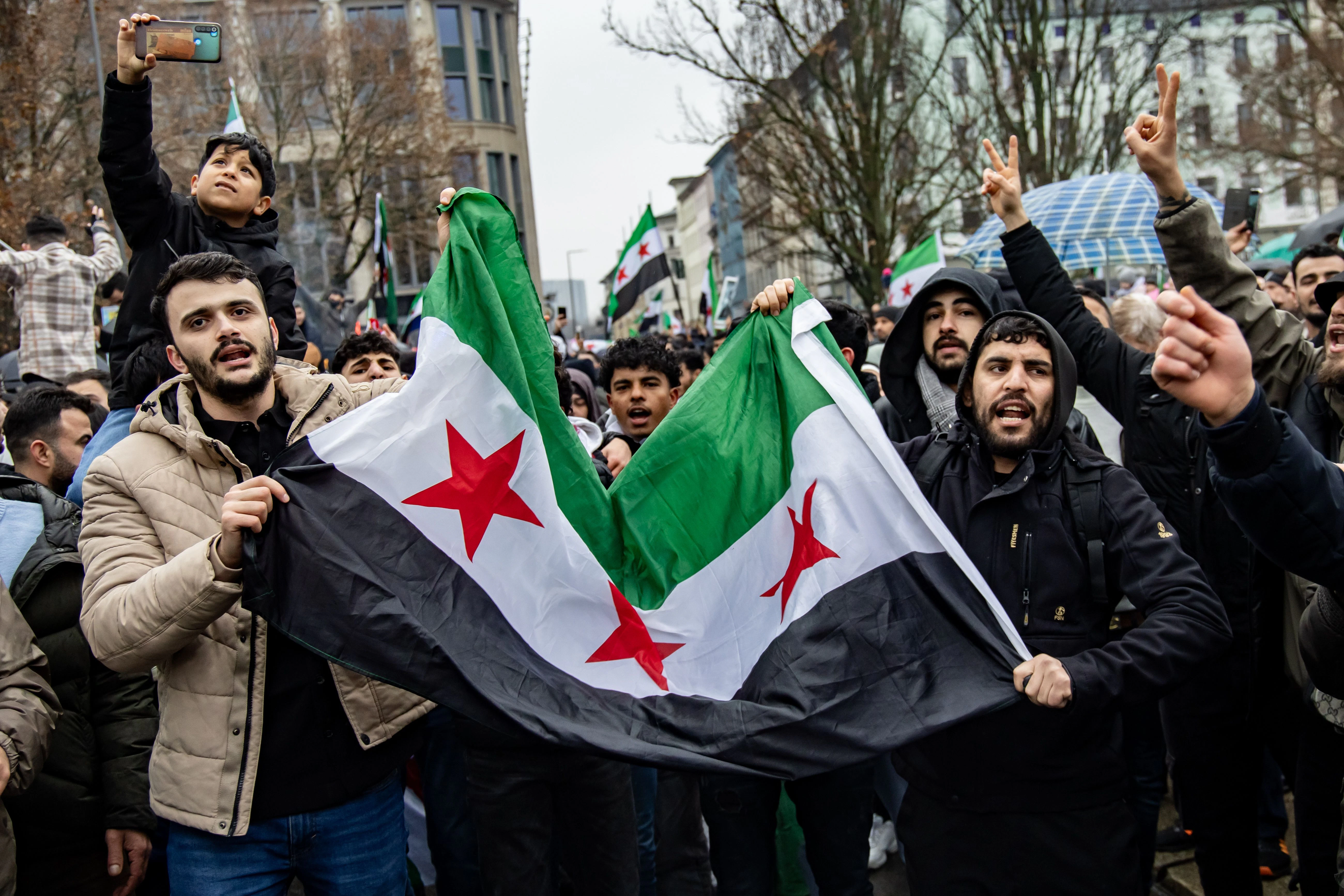 Syrer feiern den Sturz des Assad-Regimes auf dem Oranienplatz in Berlin-Kreuzberg.