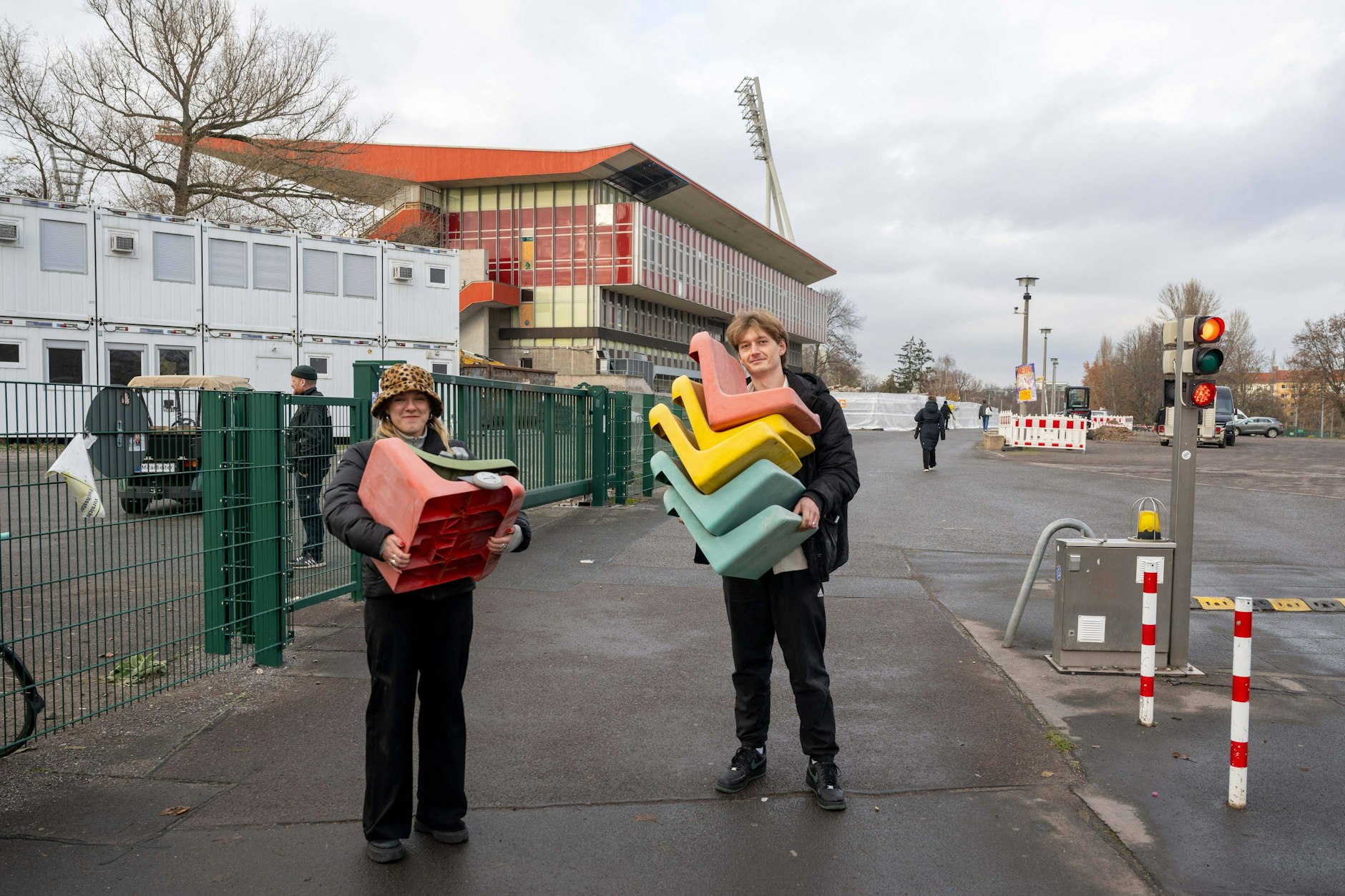 Interessierte konnten sich im Innenraum des Jahnstadions Sitze als Erinnerungsstücke abschrauben. Der Abriss ruht zur Zeit, weil Naturschützer klagten.