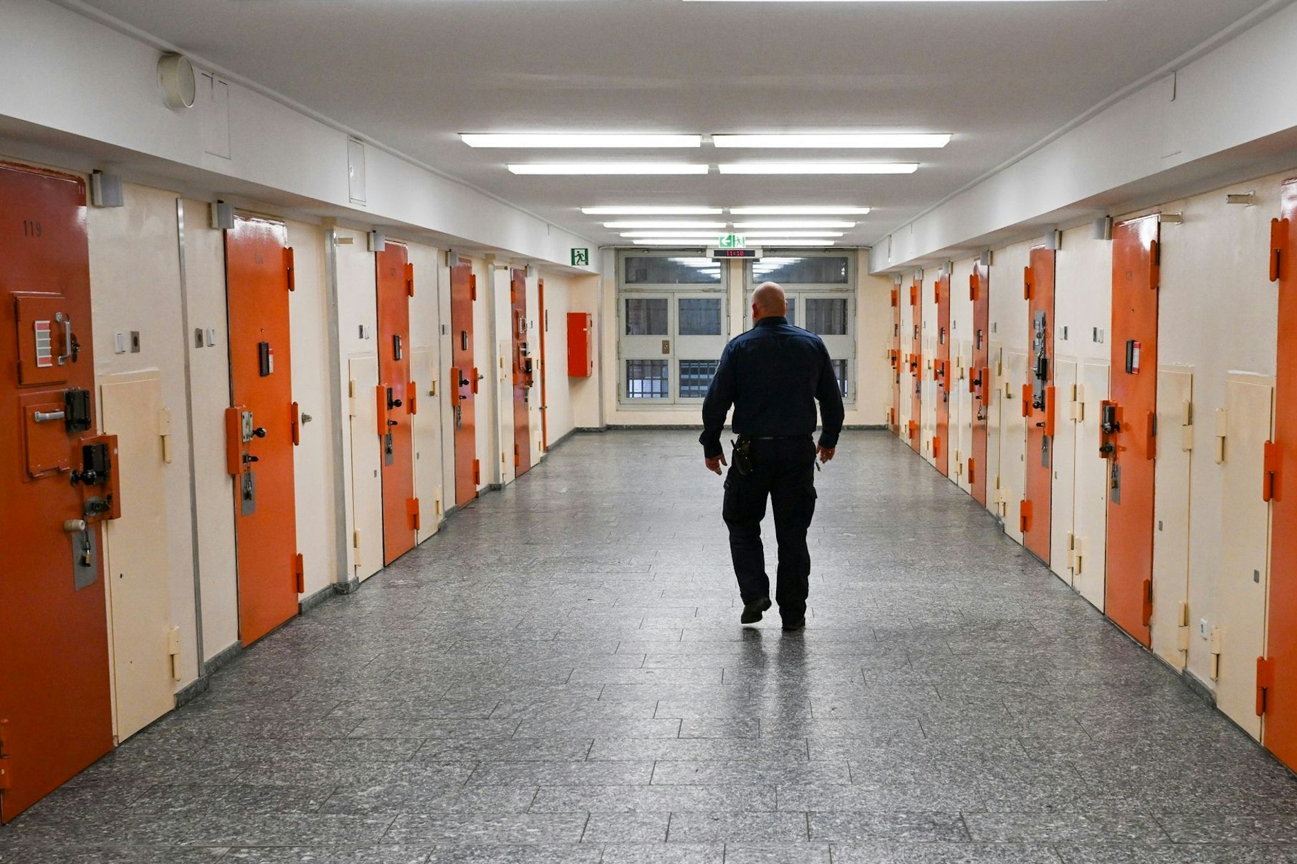 Ein Vollzugsbeamter geht in der Justizvollzugsanstalt Moabit. Die Unterbringung von Gefangenen kostet durchschnittlich 150 Euro täglich.