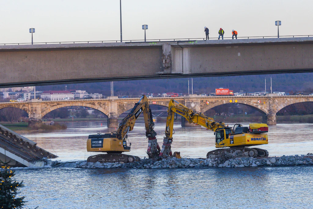 Dresden'deki Carola Köprüsü tamamen yıkılmalı