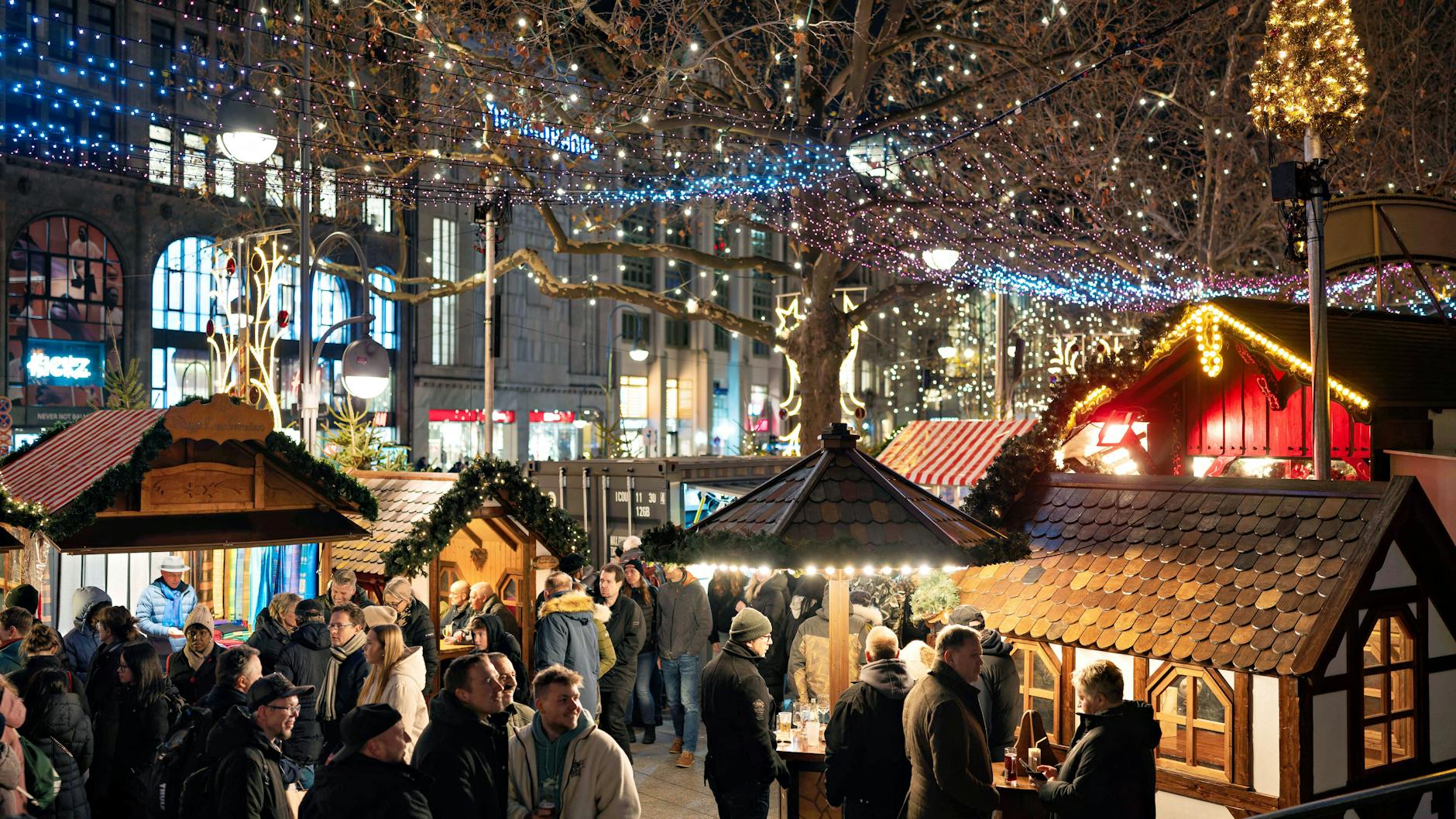 Der Weihnachtsmarkt an der Gedächtniskirche in Berlin. Ein teures Vergnügen nicht nur für Besucher, sondern auch für Händler.